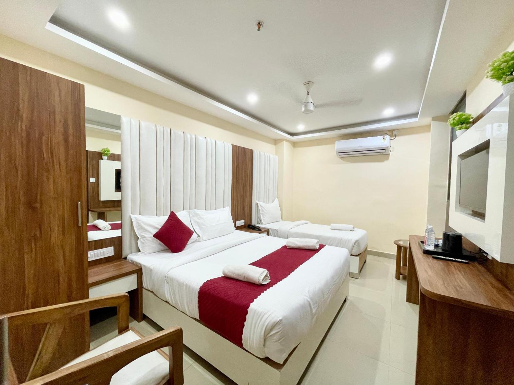 Srk ! ! Fully-air-conditioned At Prime Location With Lift-wifi-restaurant Availability, Near Kashi Vishwanath Temple, And Ganga Ghat, Luxurious Varanasi