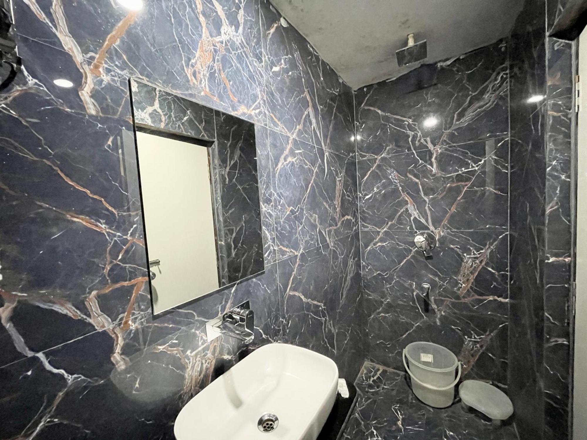 Srk ! ! Fully-air-conditioned At Prime Location With Lift-wifi-restaurant Availability, Near Kashi Vishwanath Temple, And Ganga Ghat, Luxurious Hotel 4*