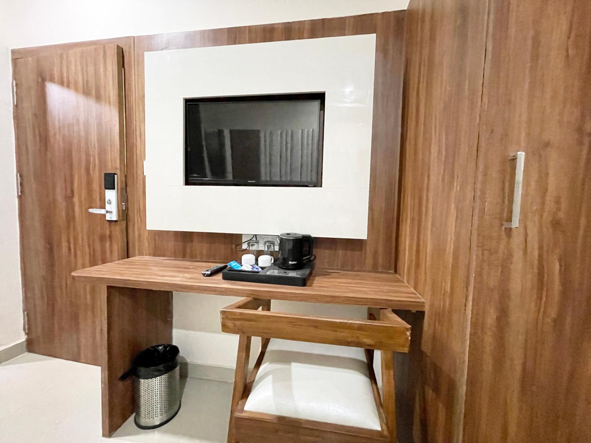 Srk ! ! Fully-air-conditioned At Prime Location With Lift-wifi-restaurant Availability, Near Kashi Vishwanath Temple, And Ganga Ghat, Luxurious 4* Varanasi