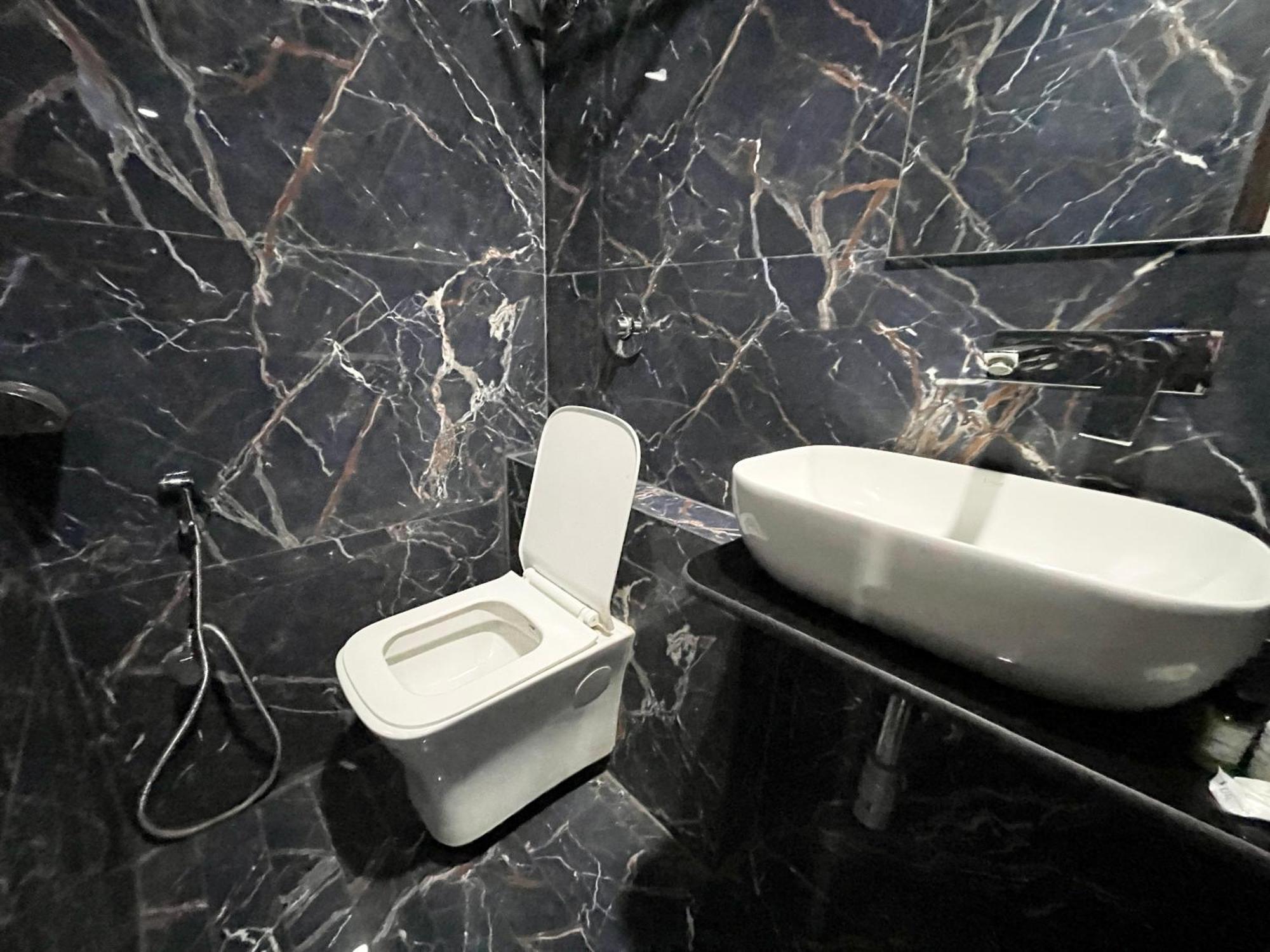 Srk ! ! Fully-air-conditioned At Prime Location With Lift-wifi-restaurant Availability, Near Kashi Vishwanath Temple, And Ganga Ghat, Luxurious Hotel