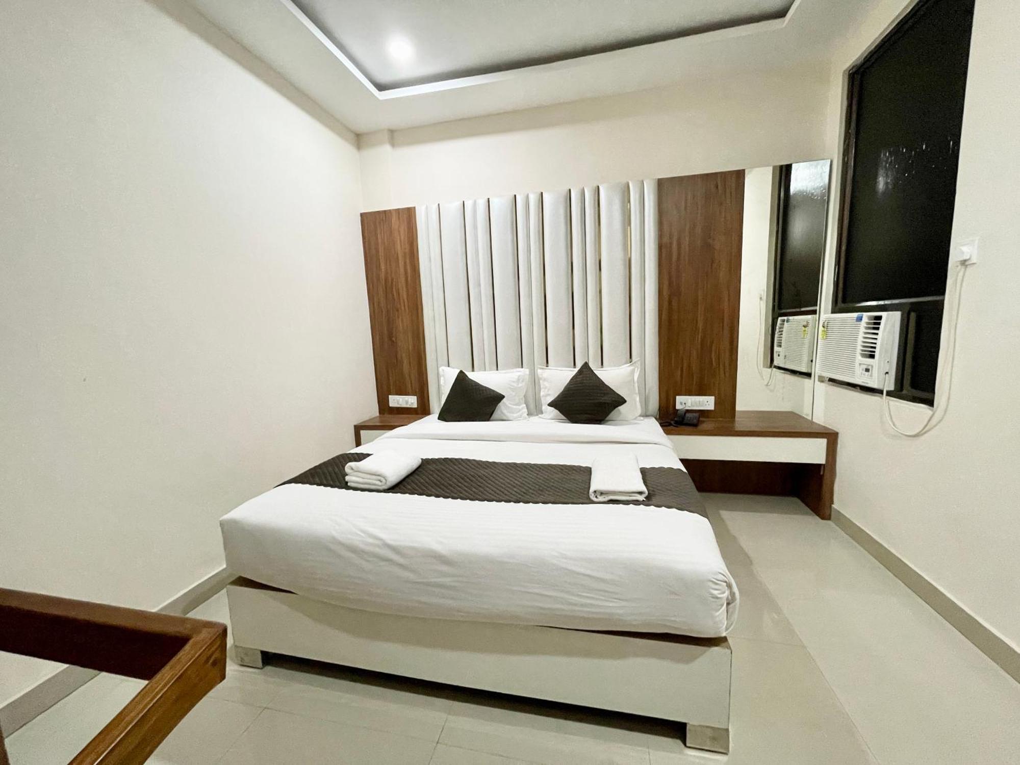 Hotel Srk ! ! Fully-air-conditioned At Prime Location With Lift-wifi-restaurant Availability, Near Kashi Vishwanath Temple, And Ganga Ghat, Luxurious