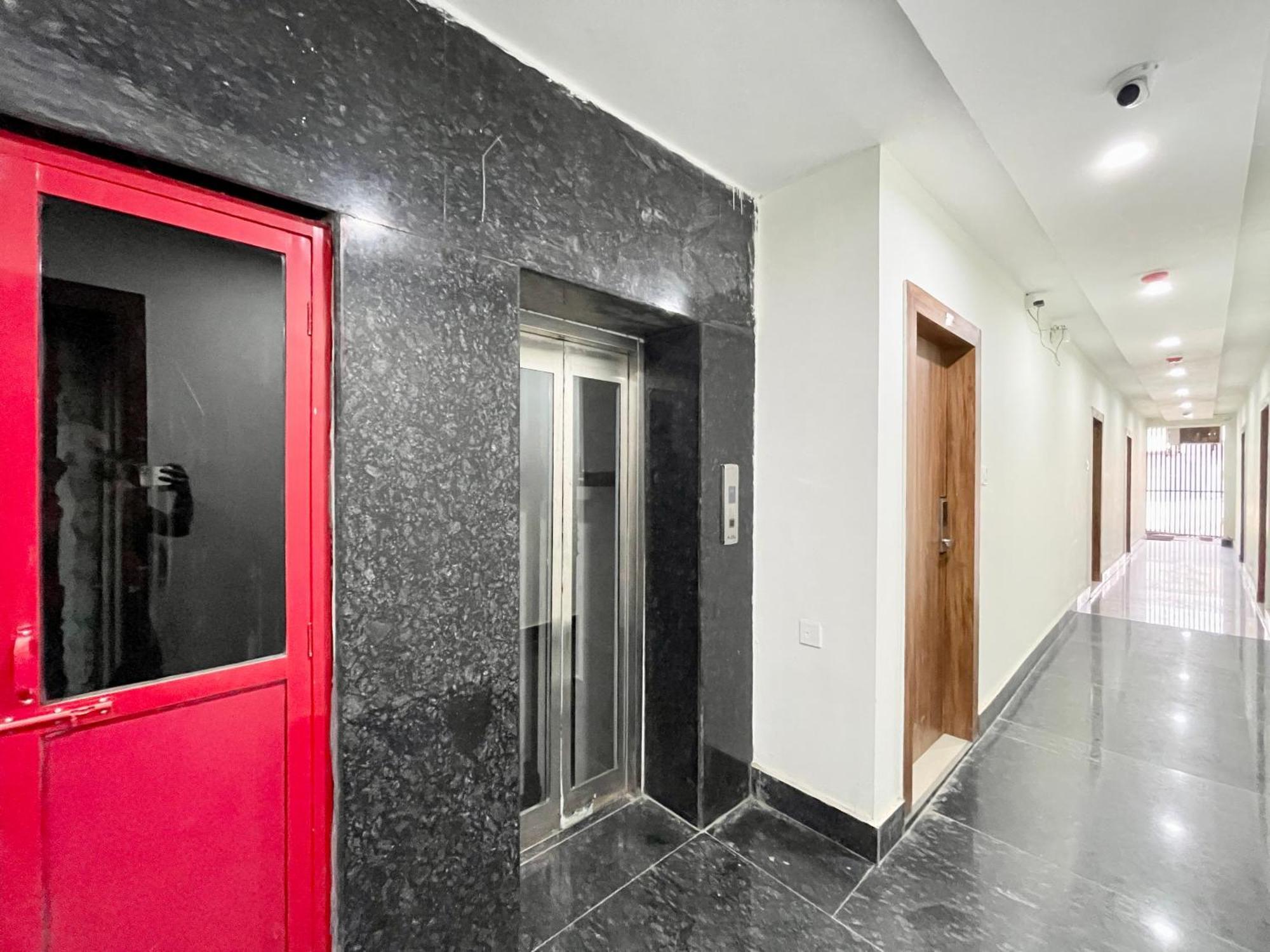 Srk ! ! Fully-air-conditioned At Prime Location With Lift-wifi-restaurant Availability, Near Kashi Vishwanath Temple, And Ganga Ghat, Luxurious Hotel 4*