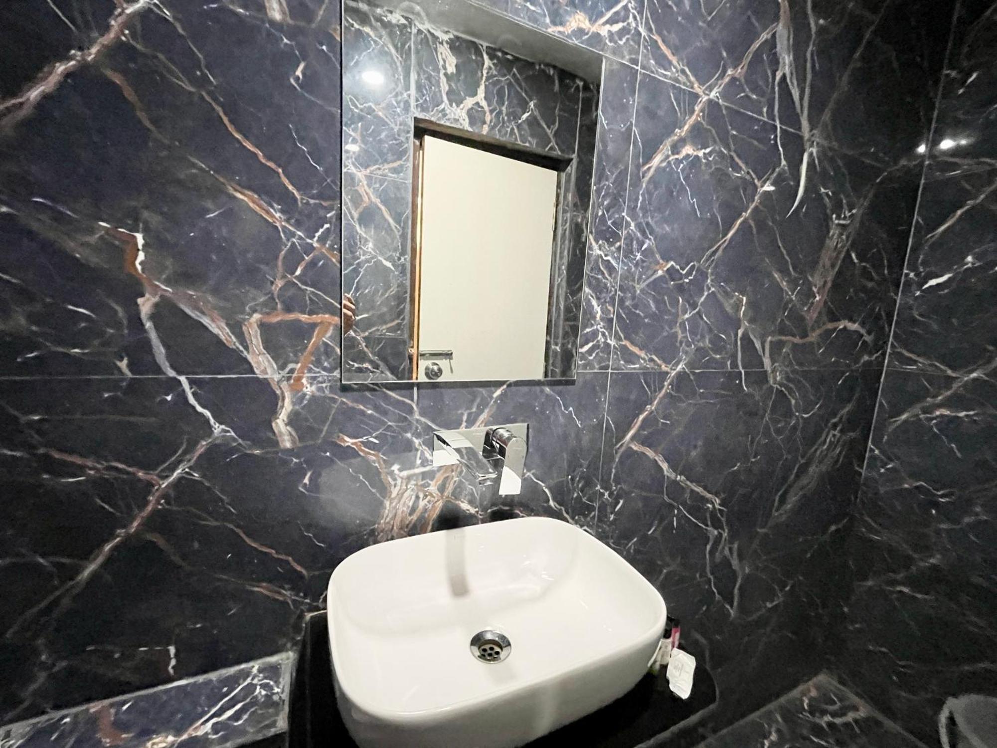 Hotel Srk ! ! Fully-air-conditioned At Prime Location With Lift-wifi-restaurant Availability, Near Kashi Vishwanath Temple, And Ganga Ghat, Luxurious 4*