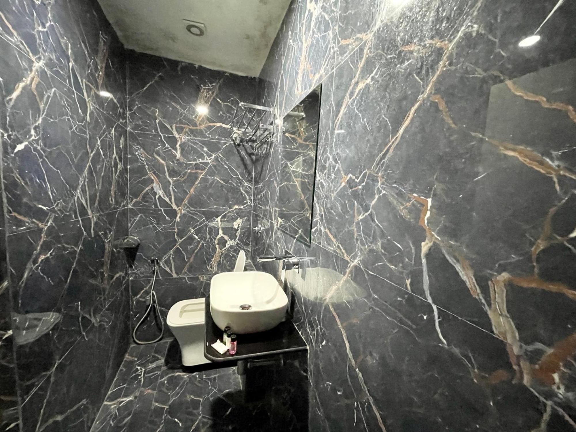 Srk ! ! Fully-air-conditioned At Prime Location With Lift-wifi-restaurant Availability, Near Kashi Vishwanath Temple, And Ganga Ghat, Luxurious Hotel Varanasi