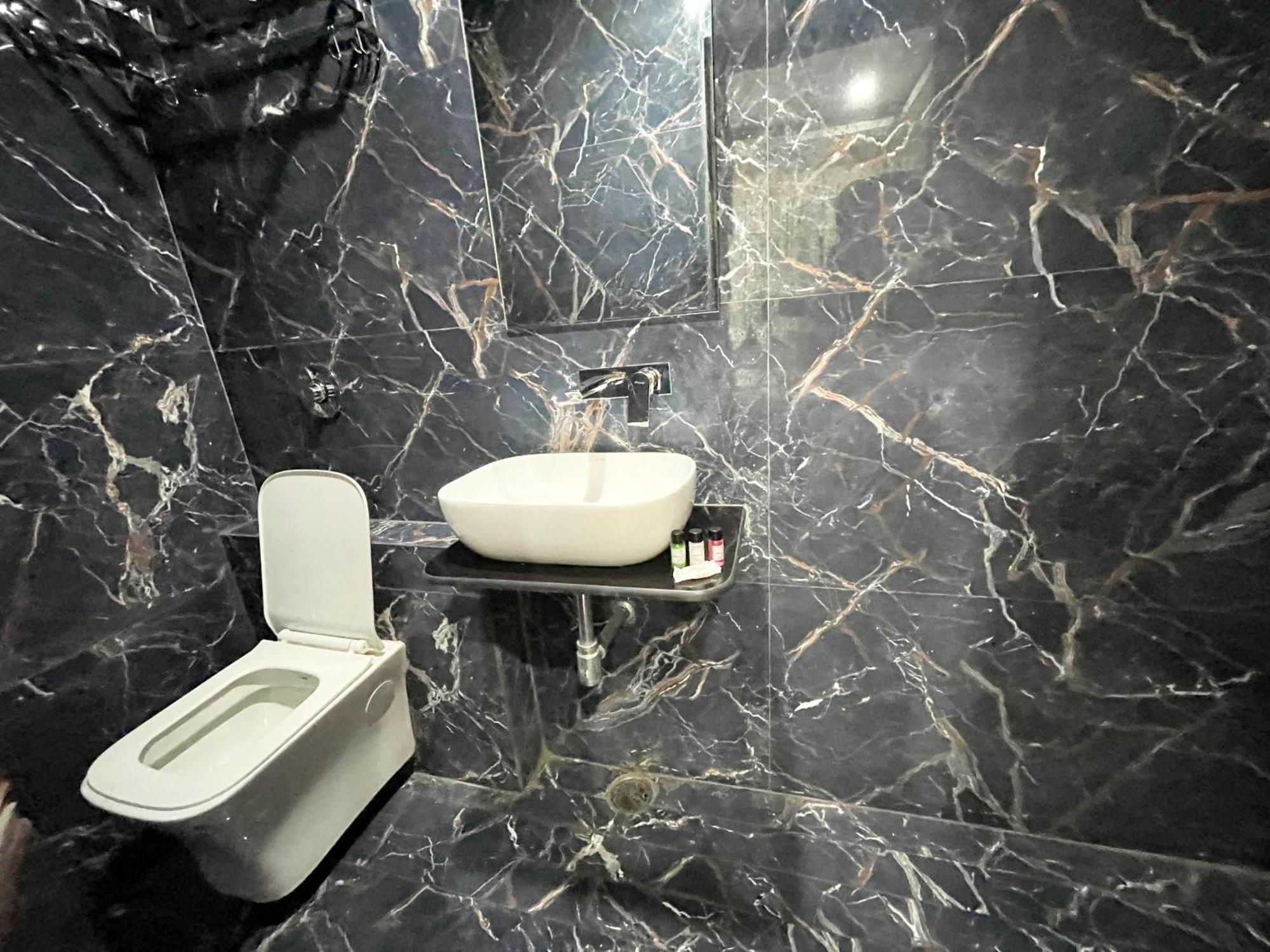 Srk ! ! Fully-air-conditioned At Prime Location With Lift-wifi-restaurant Availability, Near Kashi Vishwanath Temple, And Ganga Ghat, Luxurious 4*