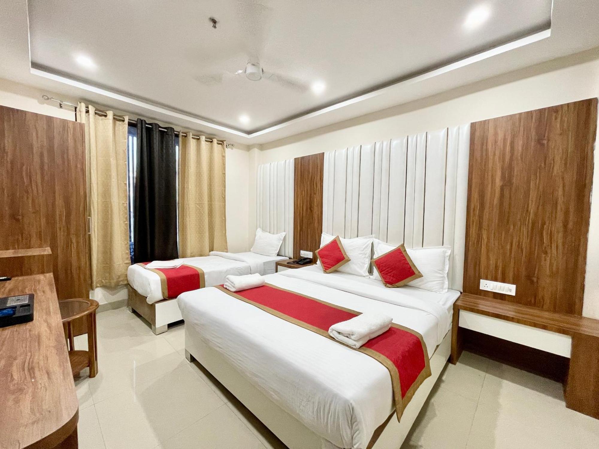 Srk ! ! Fully-air-conditioned At Prime Location With Lift-wifi-restaurant Availability, Near Kashi Vishwanath Temple, And Ganga Ghat, Luxurious Varanasi