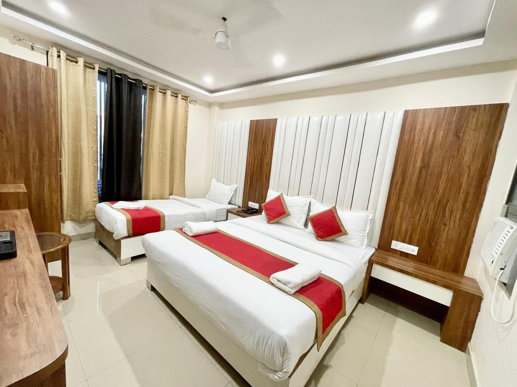 Srk ! ! Fully-air-conditioned At Prime Location With Lift-wifi-restaurant Availability, Near Kashi Vishwanath Temple, And Ganga Ghat, Luxurious