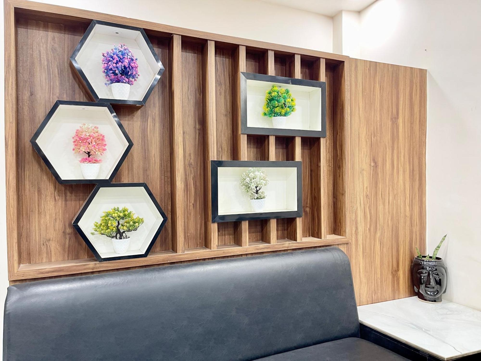 Srk ! ! Fully-air-conditioned At Prime Location With Lift-wifi-restaurant Availability, Near Kashi Vishwanath Temple, And Ganga Ghat, Luxurious Hotel