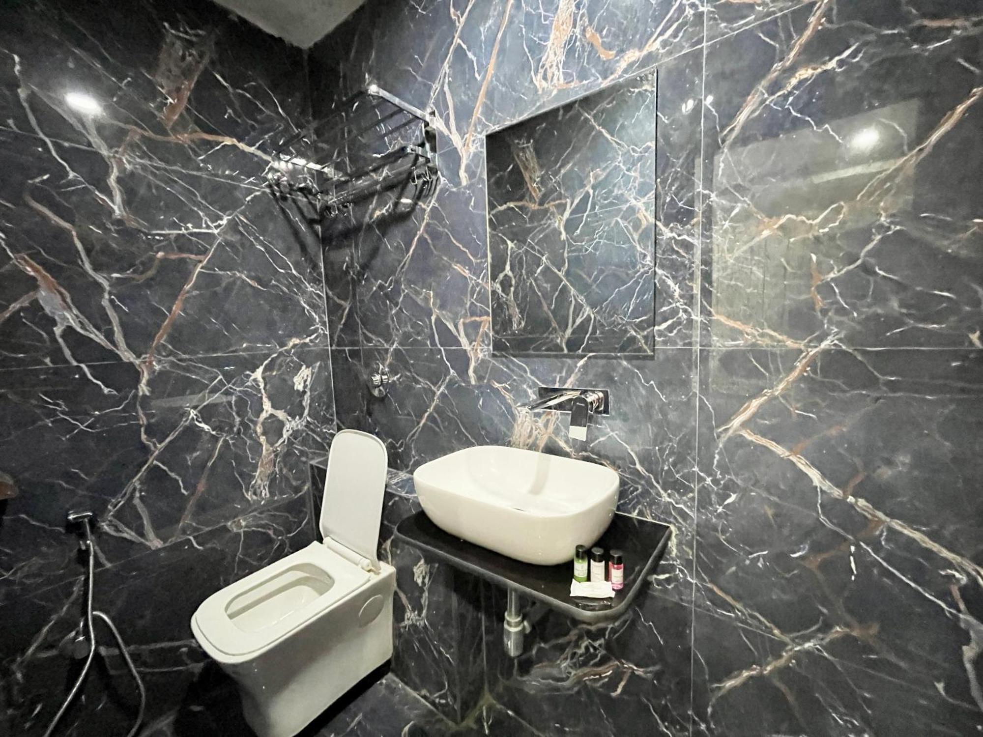 Hotel Srk ! ! Fully-air-conditioned At Prime Location With Lift-wifi-restaurant Availability, Near Kashi Vishwanath Temple, And Ganga Ghat, Luxurious