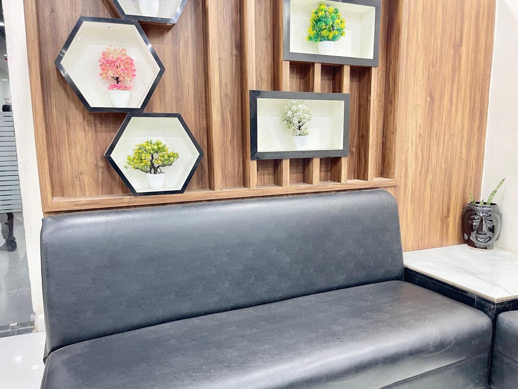 Srk ! ! Fully-air-conditioned At Prime Location With Lift-wifi-restaurant Availability, Near Kashi Vishwanath Temple, And Ganga Ghat, Luxurious Hotel 4*