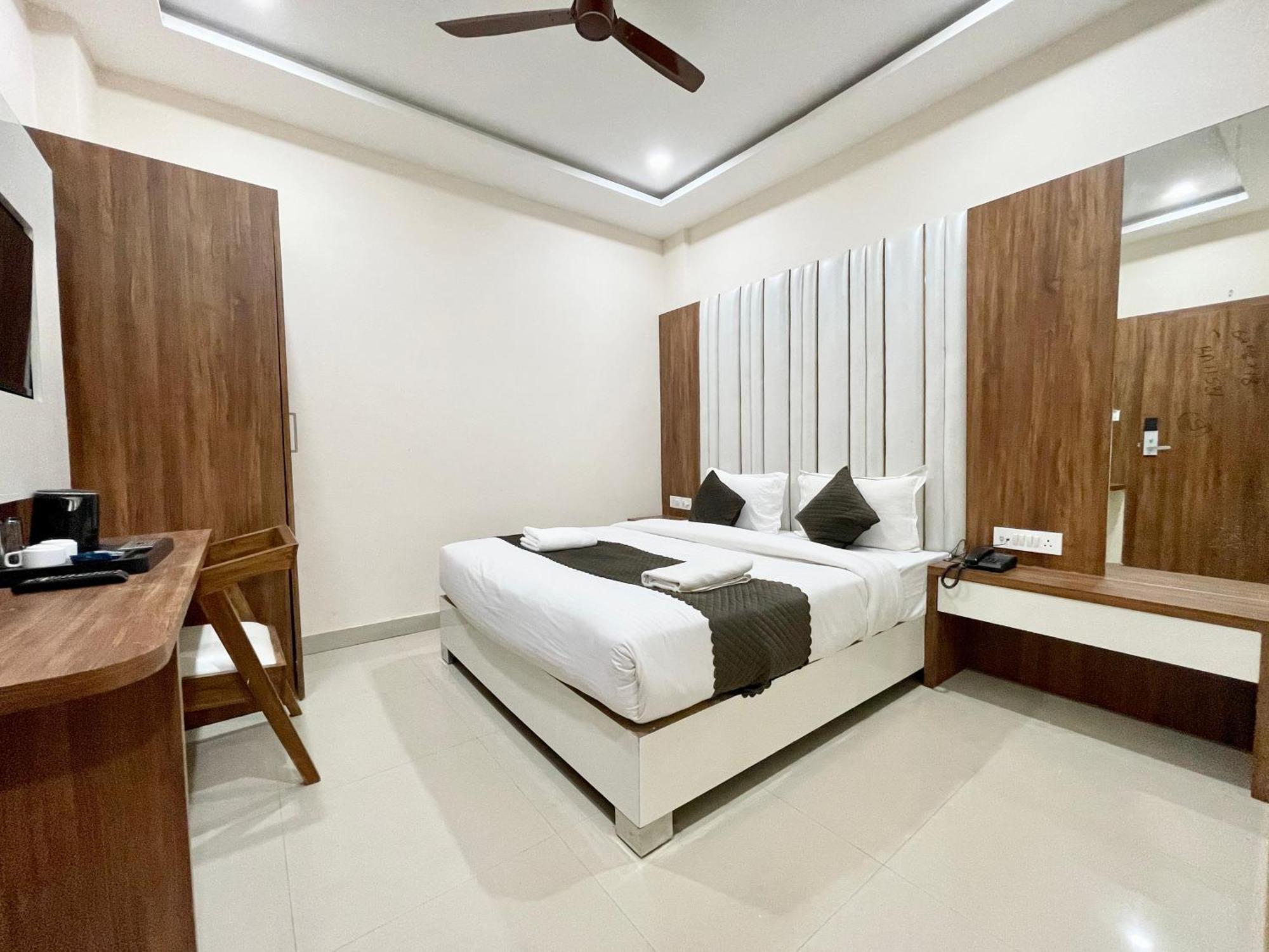Hotel Srk ! ! Fully-air-conditioned At Prime Location With Lift-wifi-restaurant Availability, Near Kashi Vishwanath Temple, And Ganga Ghat, Luxurious 4*