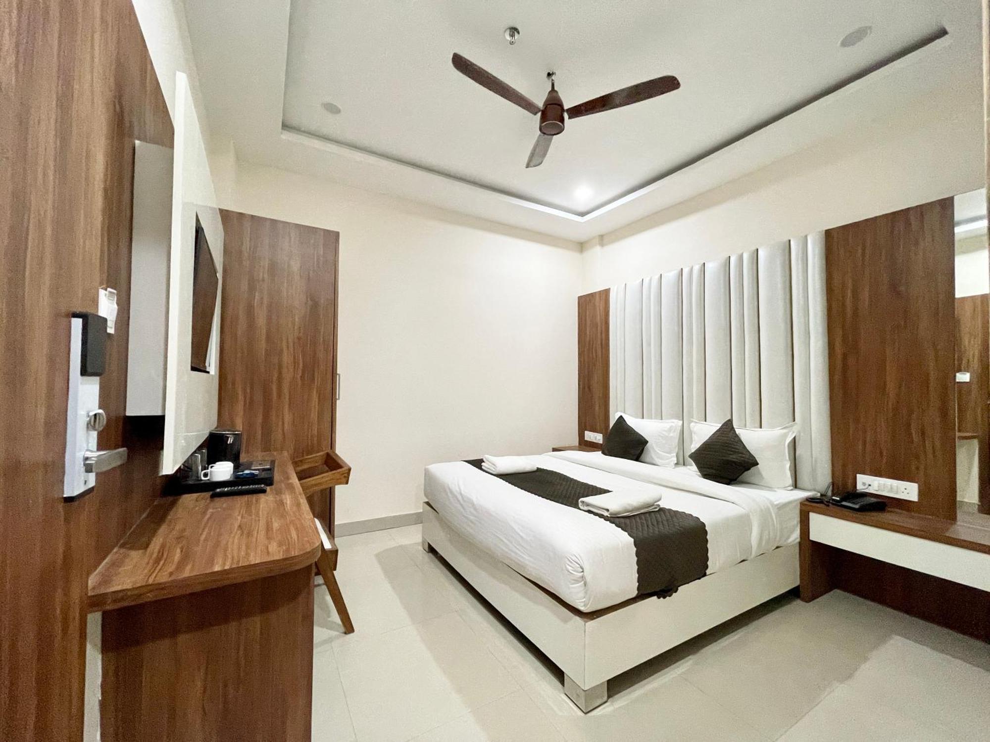 Hotel Srk ! ! Fully-air-conditioned At Prime Location With Lift-wifi-restaurant Availability, Near Kashi Vishwanath Temple, And Ganga Ghat, Luxurious Varanasi