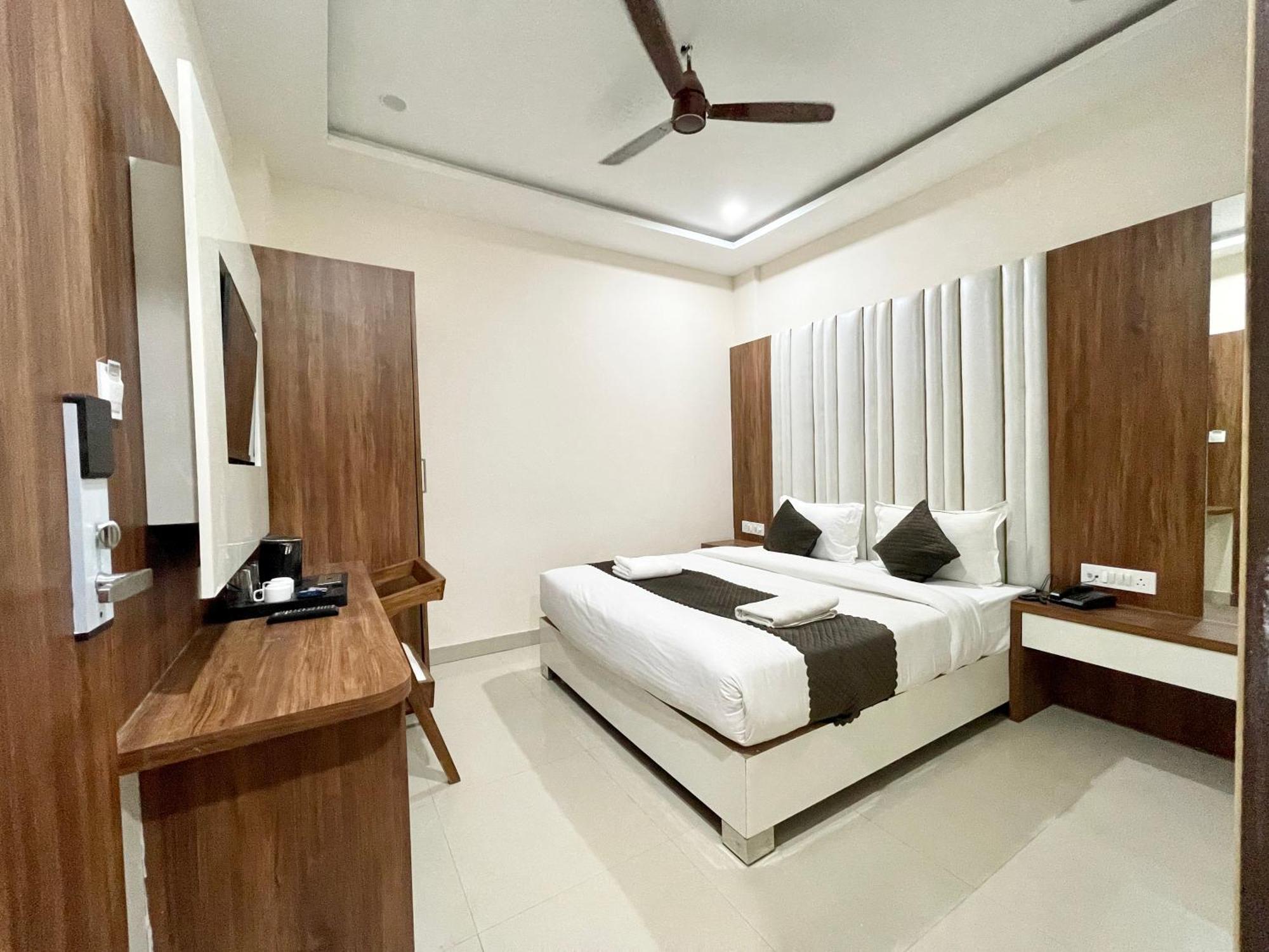 Srk ! ! Fully-air-conditioned At Prime Location With Lift-wifi-restaurant Availability, Near Kashi Vishwanath Temple, And Ganga Ghat, Luxurious 4*