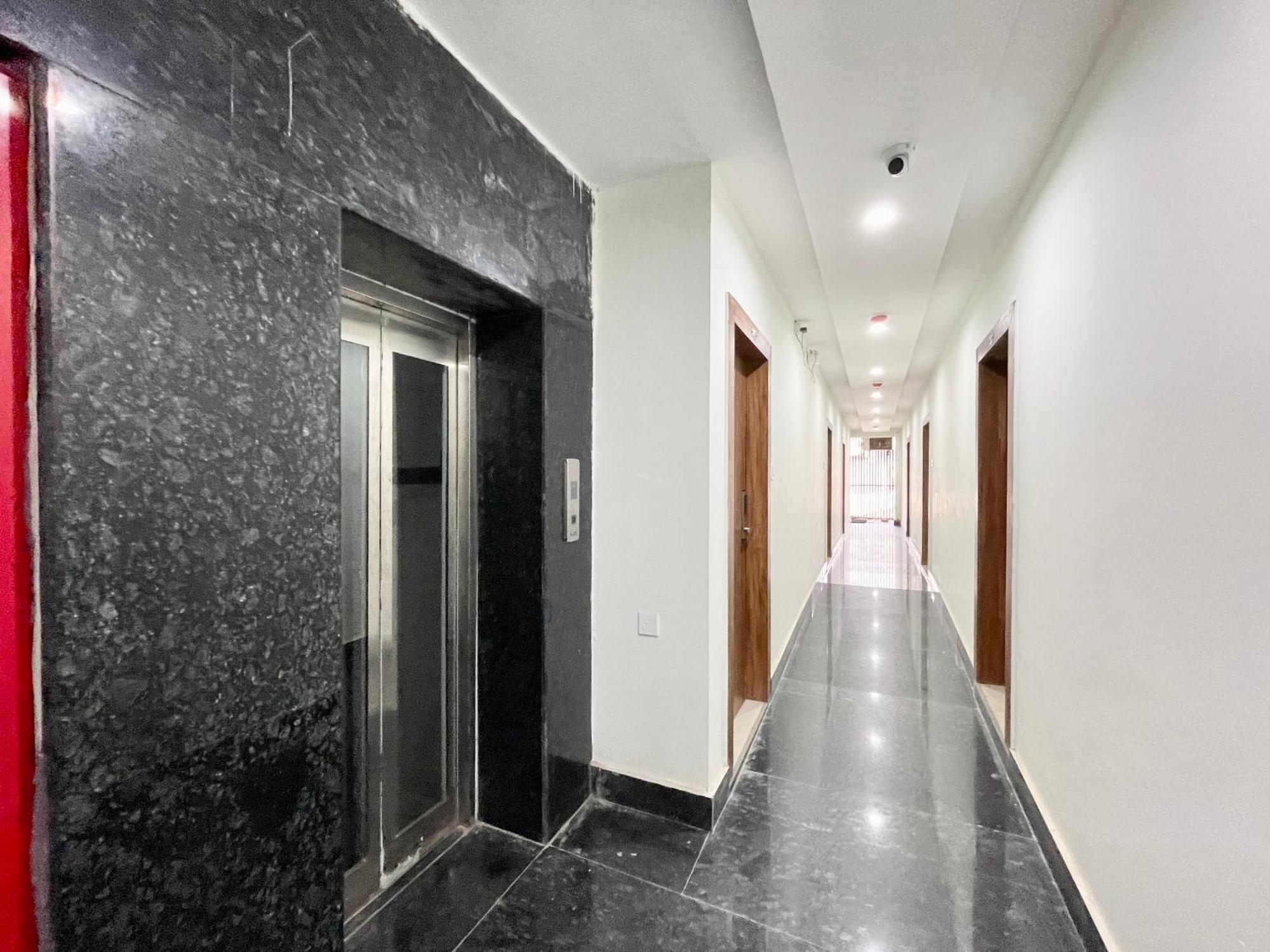 Srk ! ! Fully-air-conditioned At Prime Location With Lift-wifi-restaurant Availability, Near Kashi Vishwanath Temple, And Ganga Ghat, Luxurious