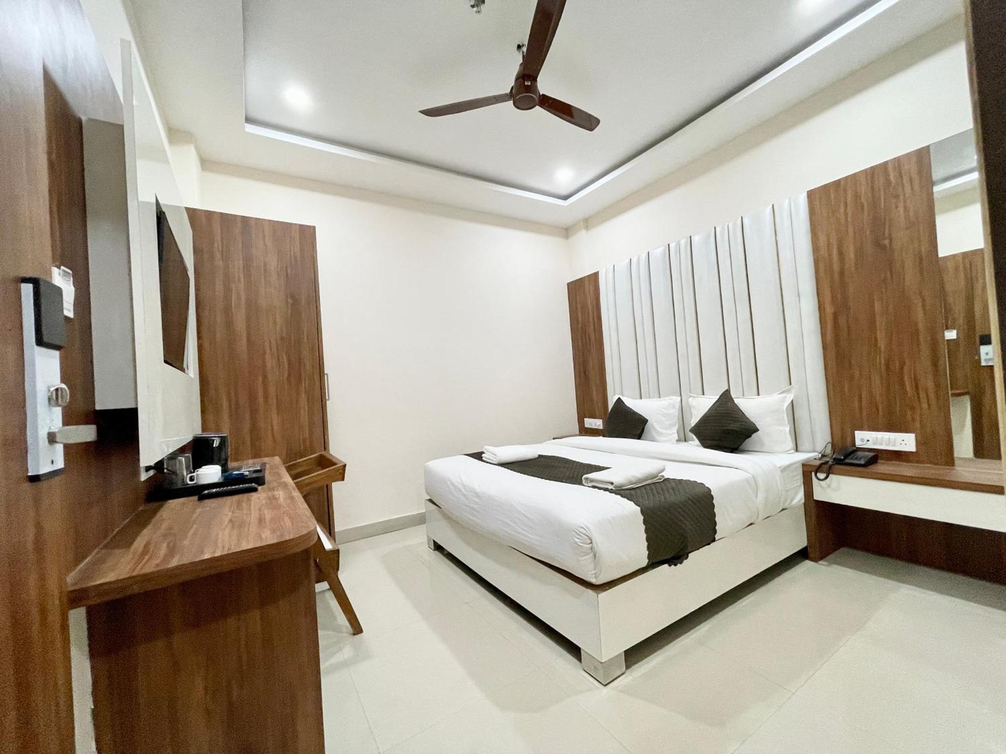 Hotel Srk ! ! Fully-air-conditioned At Prime Location With Lift-wifi-restaurant Availability, Near Kashi Vishwanath Temple, And Ganga Ghat, Luxurious