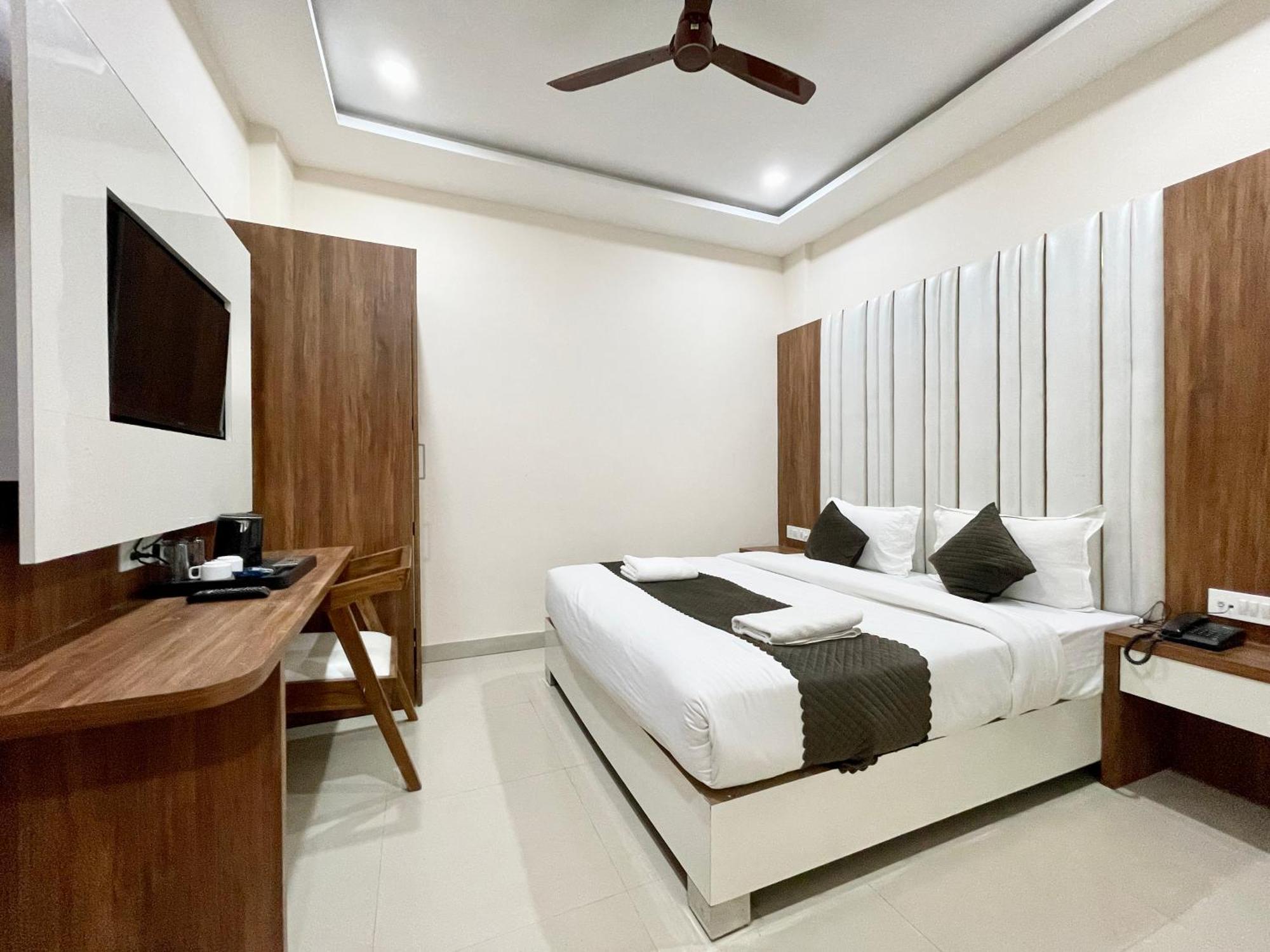 Hotel Srk ! ! Fully-air-conditioned At Prime Location With Lift-wifi-restaurant Availability, Near Kashi Vishwanath Temple, And Ganga Ghat, Luxurious 4*