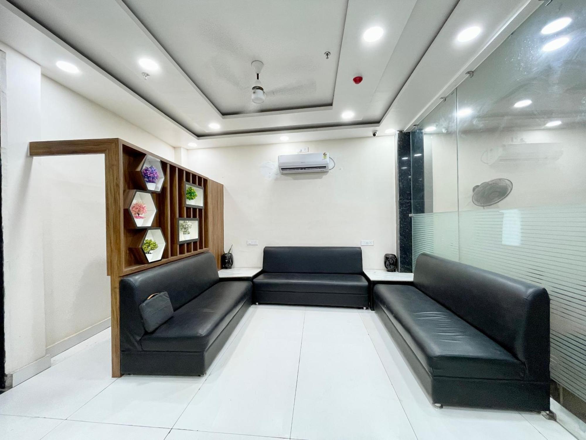 Srk ! ! Fully-air-conditioned At Prime Location With Lift-wifi-restaurant Availability, Near Kashi Vishwanath Temple, And Ganga Ghat, Luxurious Hotel Varanasi