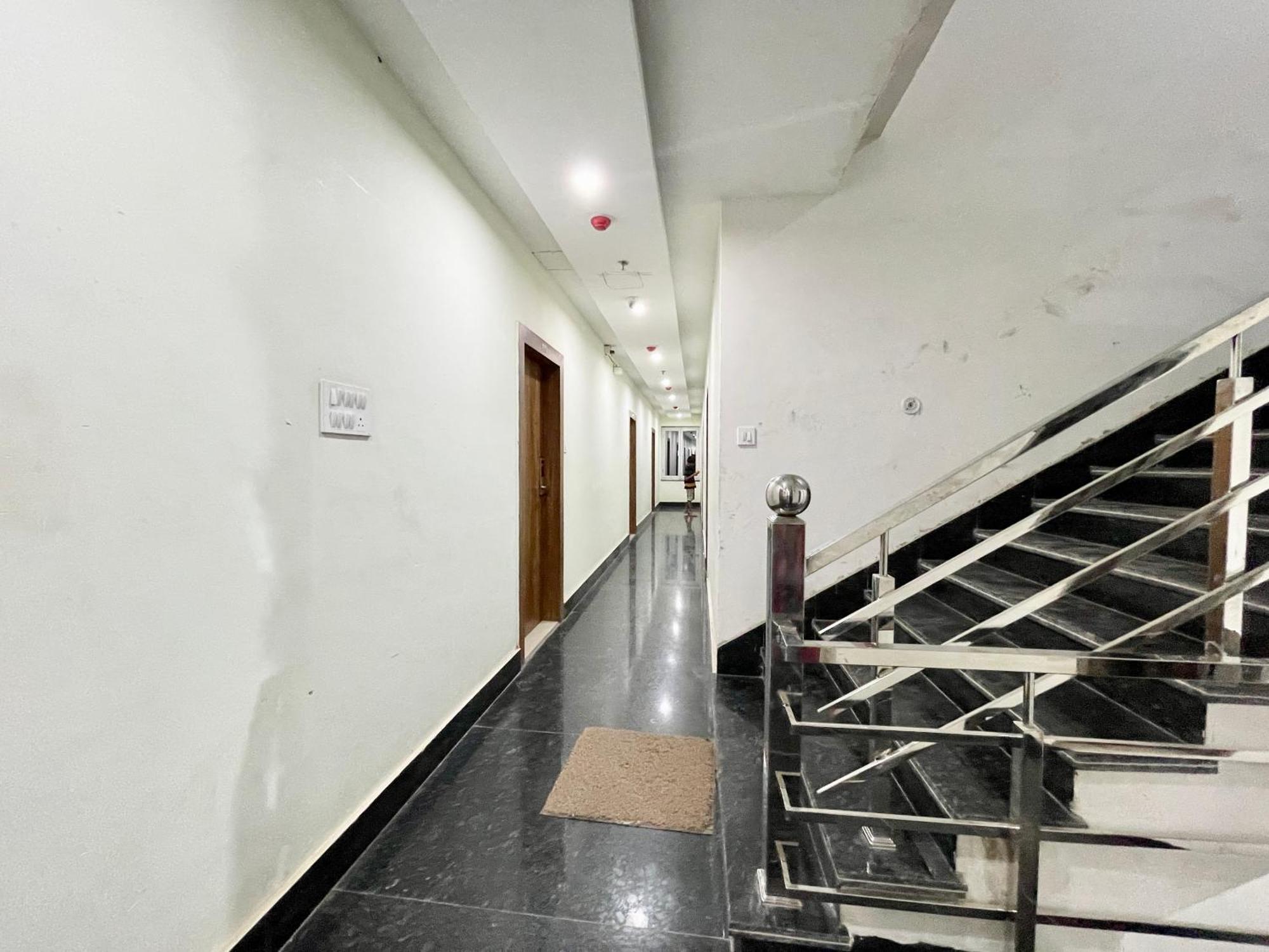 Srk ! ! Fully-air-conditioned At Prime Location With Lift-wifi-restaurant Availability, Near Kashi Vishwanath Temple, And Ganga Ghat, Luxurious 4*