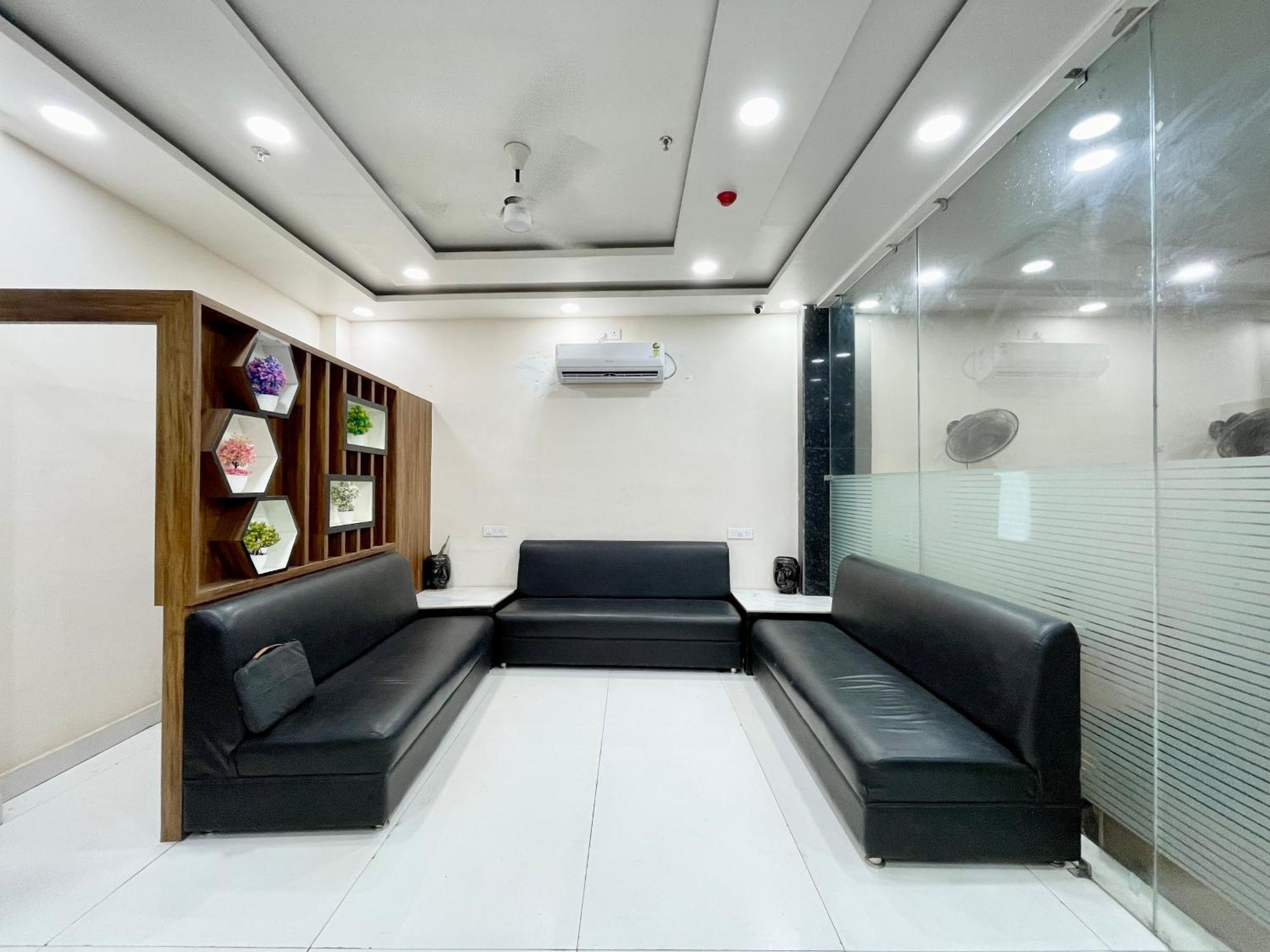 Srk ! ! Fully-air-conditioned At Prime Location With Lift-wifi-restaurant Availability, Near Kashi Vishwanath Temple, And Ganga Ghat, Luxurious