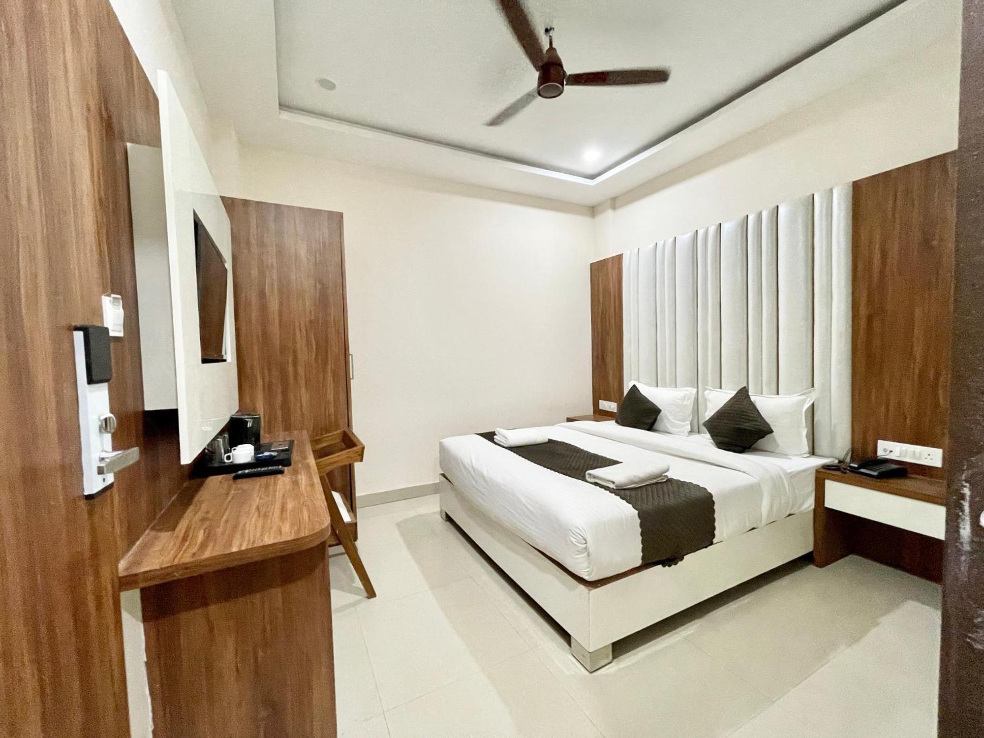 Hotel Srk ! ! Fully-air-conditioned At Prime Location With Lift-wifi-restaurant Availability, Near Kashi Vishwanath Temple, And Ganga Ghat, Luxurious Varanasi