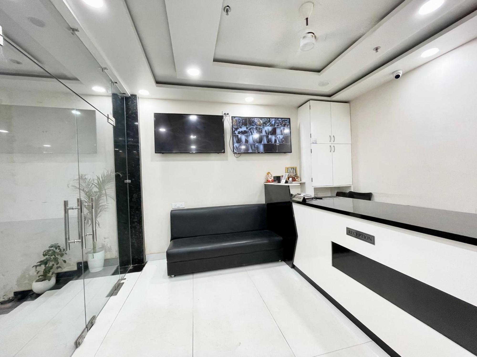 Srk ! ! Fully-air-conditioned At Prime Location With Lift-wifi-restaurant Availability, Near Kashi Vishwanath Temple, And Ganga Ghat, Luxurious Varanasi