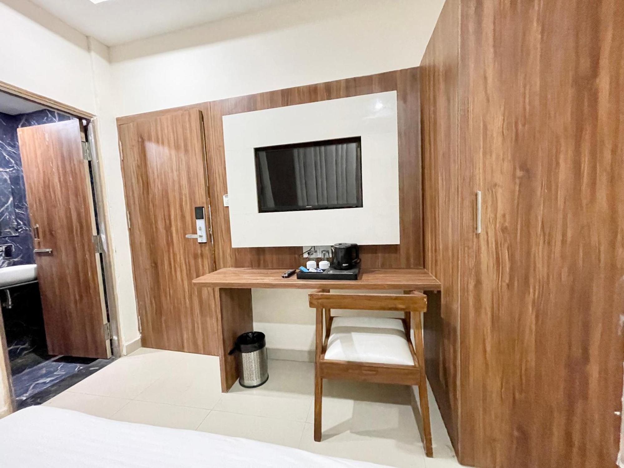 Srk ! ! Fully-air-conditioned At Prime Location With Lift-wifi-restaurant Availability, Near Kashi Vishwanath Temple, And Ganga Ghat, Luxurious 4* Varanasi