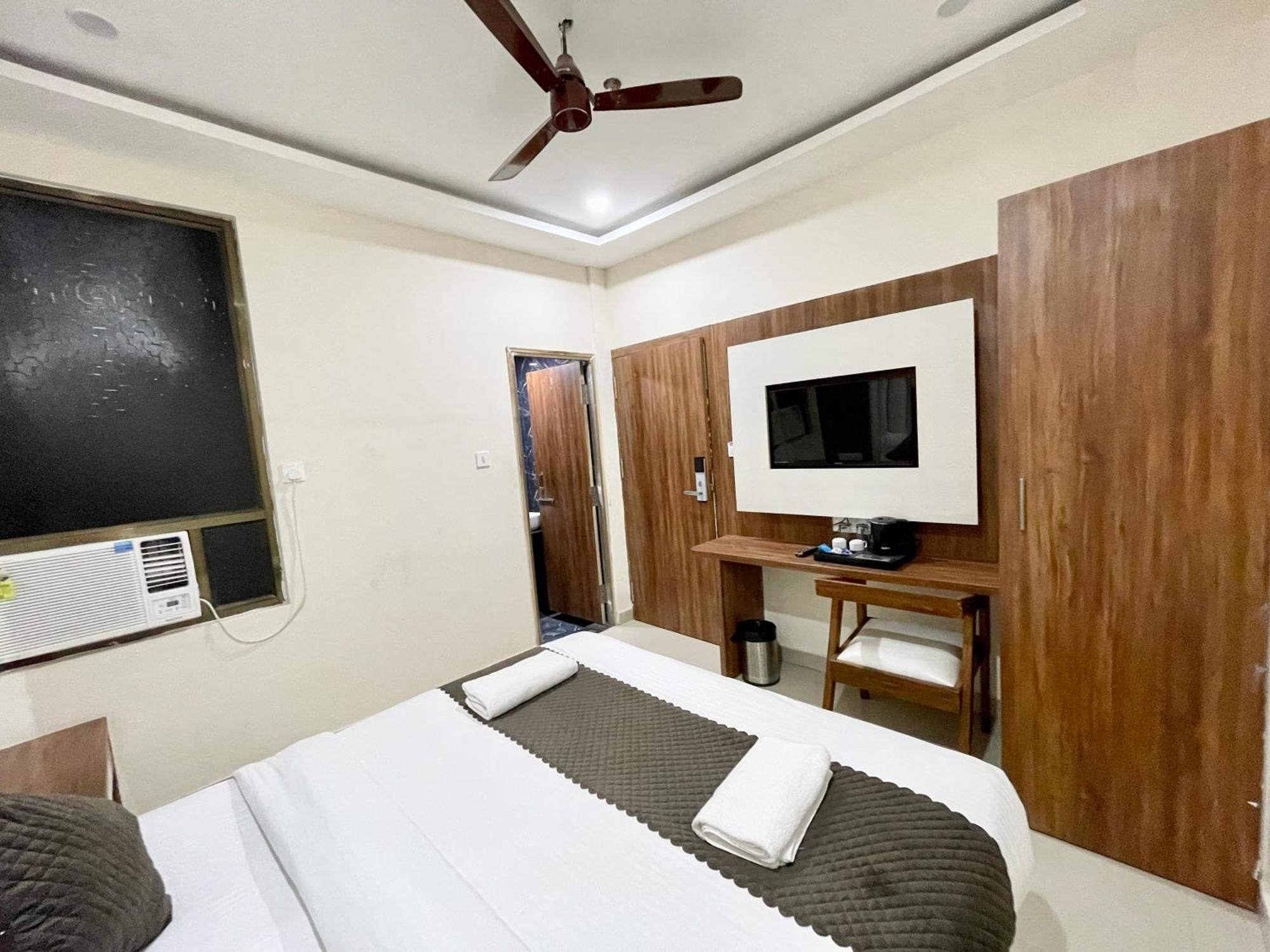 Srk ! ! Fully-air-conditioned At Prime Location With Lift-wifi-restaurant Availability, Near Kashi Vishwanath Temple, And Ganga Ghat, Luxurious Hotel 4*