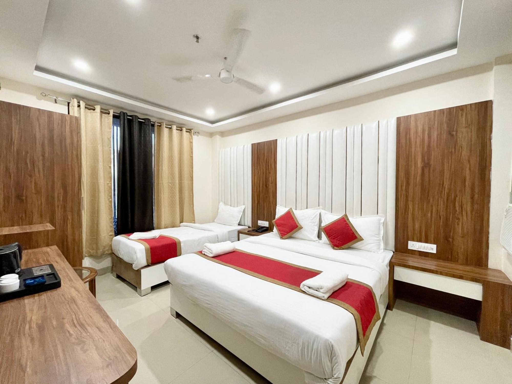 Srk ! ! Fully-air-conditioned At Prime Location With Lift-wifi-restaurant Availability, Near Kashi Vishwanath Temple, And Ganga Ghat, Luxurious Hotel Varanasi