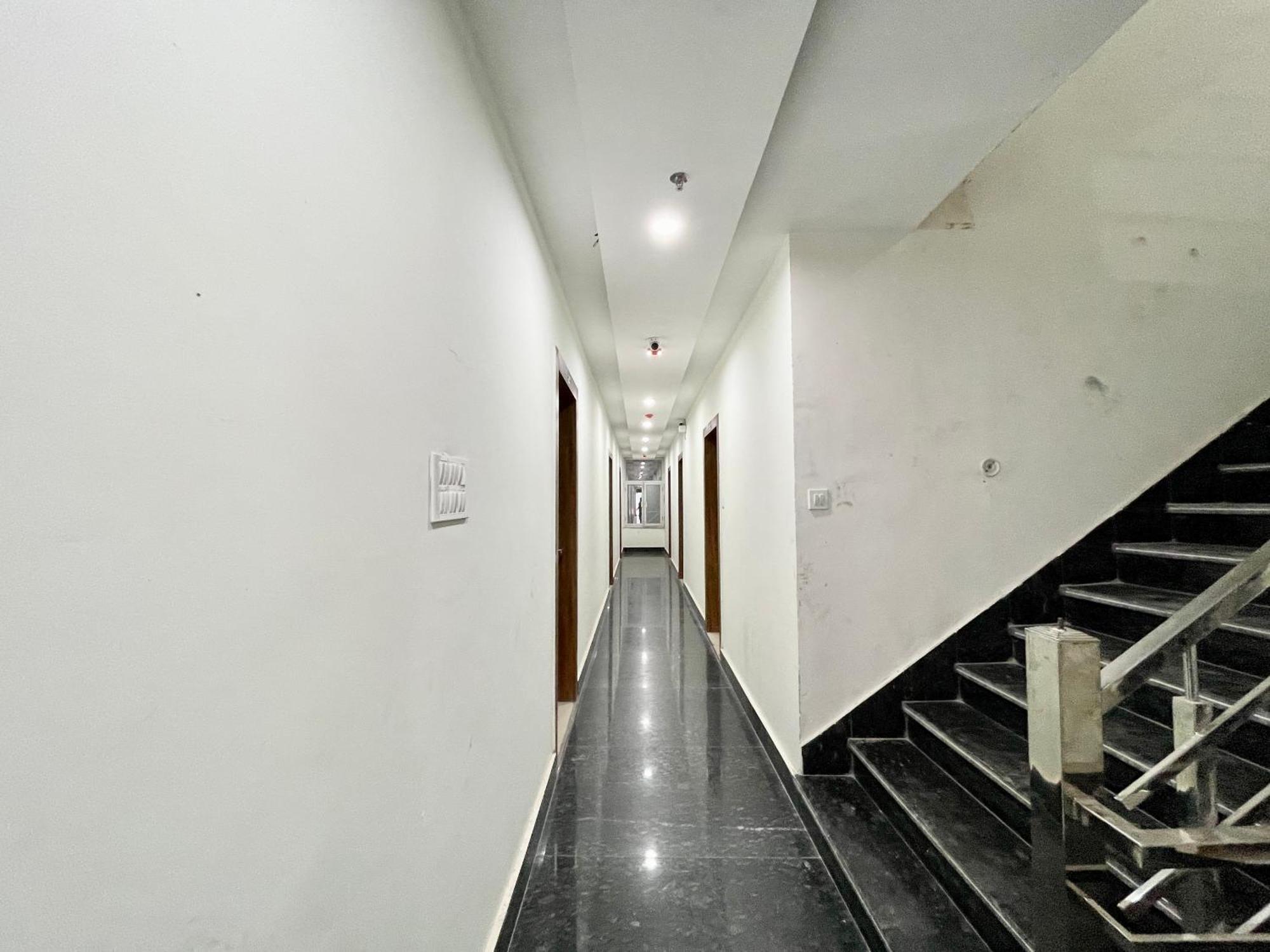 Hotel Srk ! ! Fully-air-conditioned At Prime Location With Lift-wifi-restaurant Availability, Near Kashi Vishwanath Temple, And Ganga Ghat, Luxurious Varanasi