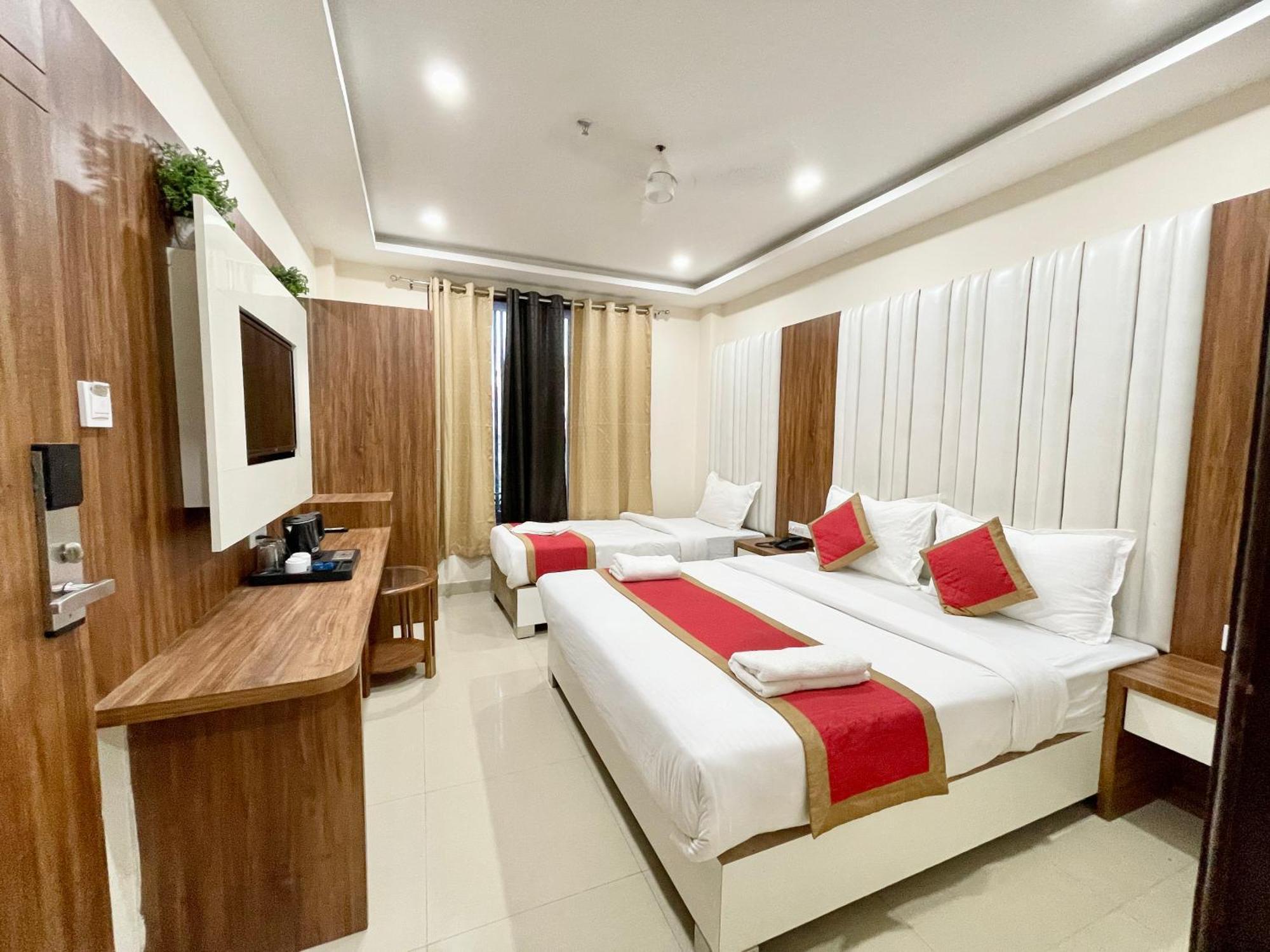 Srk ! ! Fully-air-conditioned At Prime Location With Lift-wifi-restaurant Availability, Near Kashi Vishwanath Temple, And Ganga Ghat, Luxurious 4*