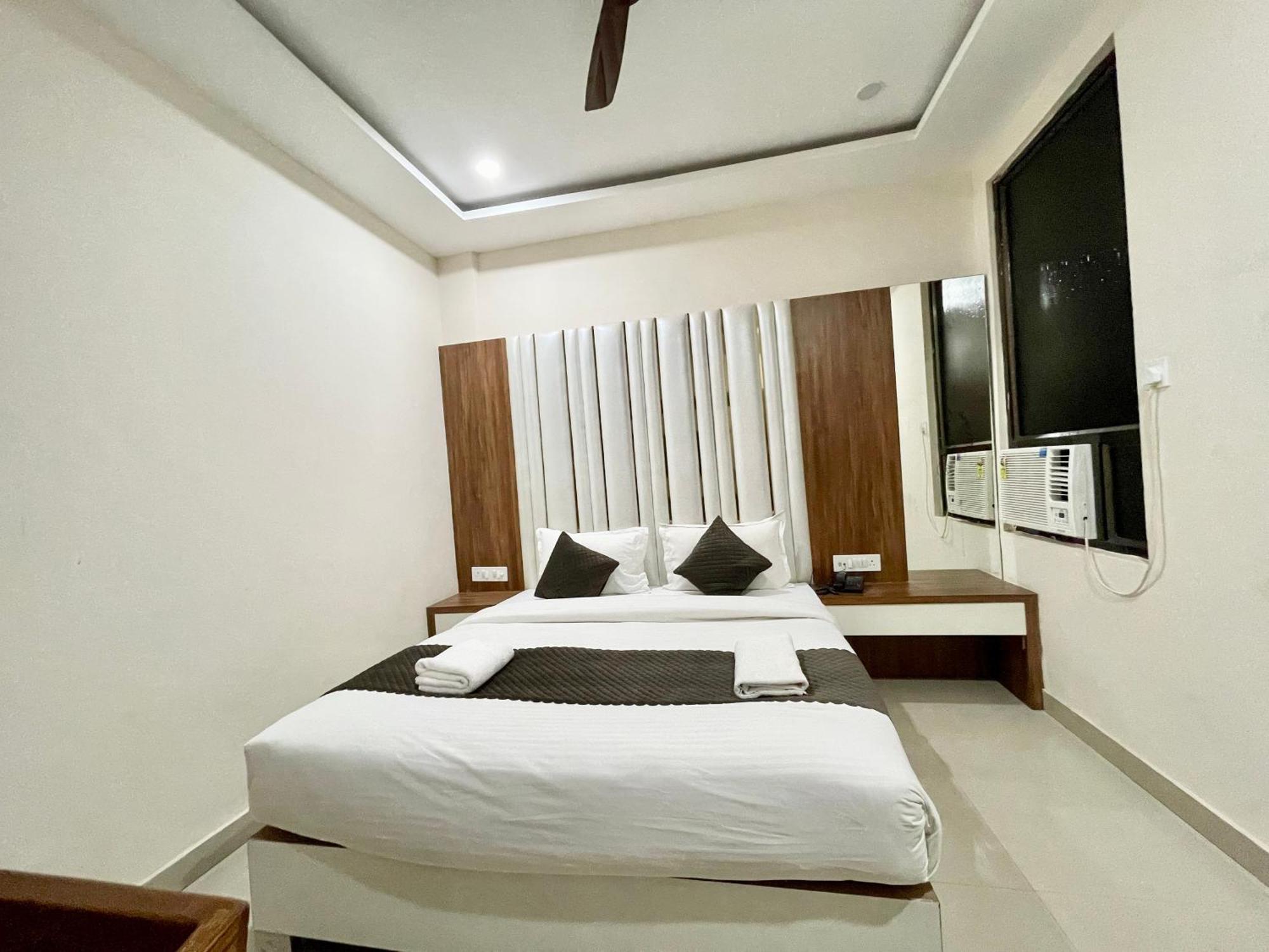 Srk ! ! Fully-air-conditioned At Prime Location With Lift-wifi-restaurant Availability, Near Kashi Vishwanath Temple, And Ganga Ghat, Luxurious Hotel