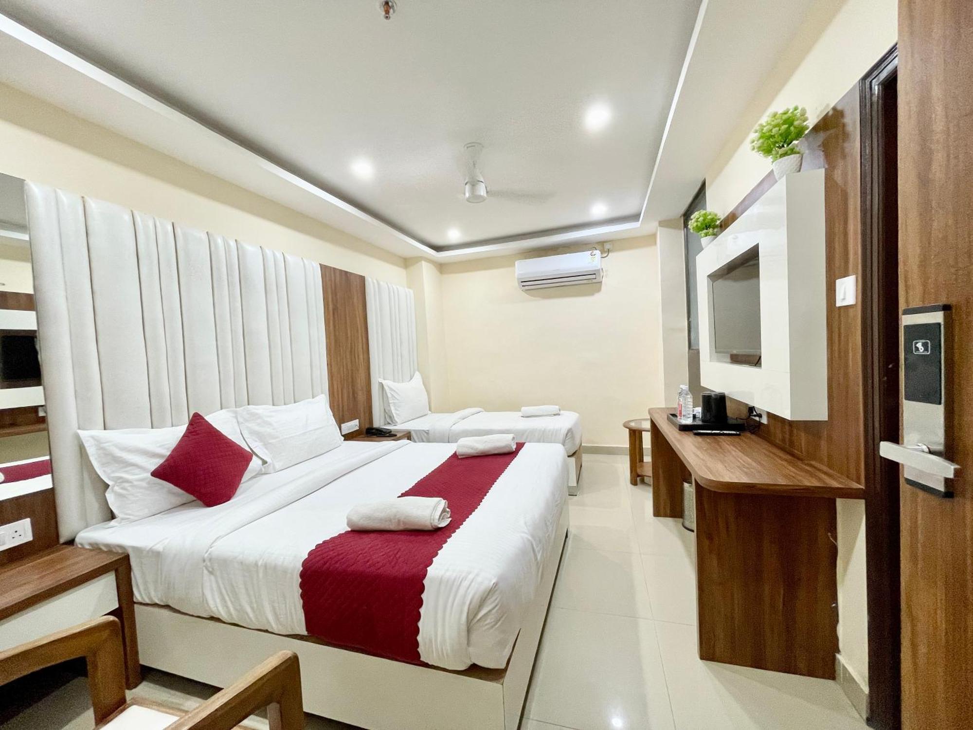 Hotel Srk ! ! Fully-air-conditioned At Prime Location With Lift-wifi-restaurant Availability, Near Kashi Vishwanath Temple, And Ganga Ghat, Luxurious