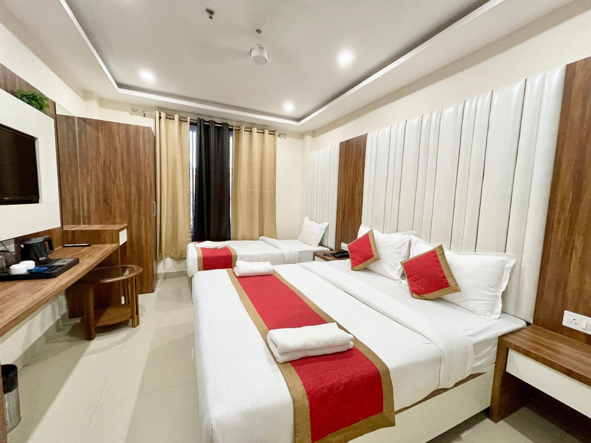 Srk ! ! Fully-air-conditioned At Prime Location With Lift-wifi-restaurant Availability, Near Kashi Vishwanath Temple, And Ganga Ghat, Luxurious Hotel 4*