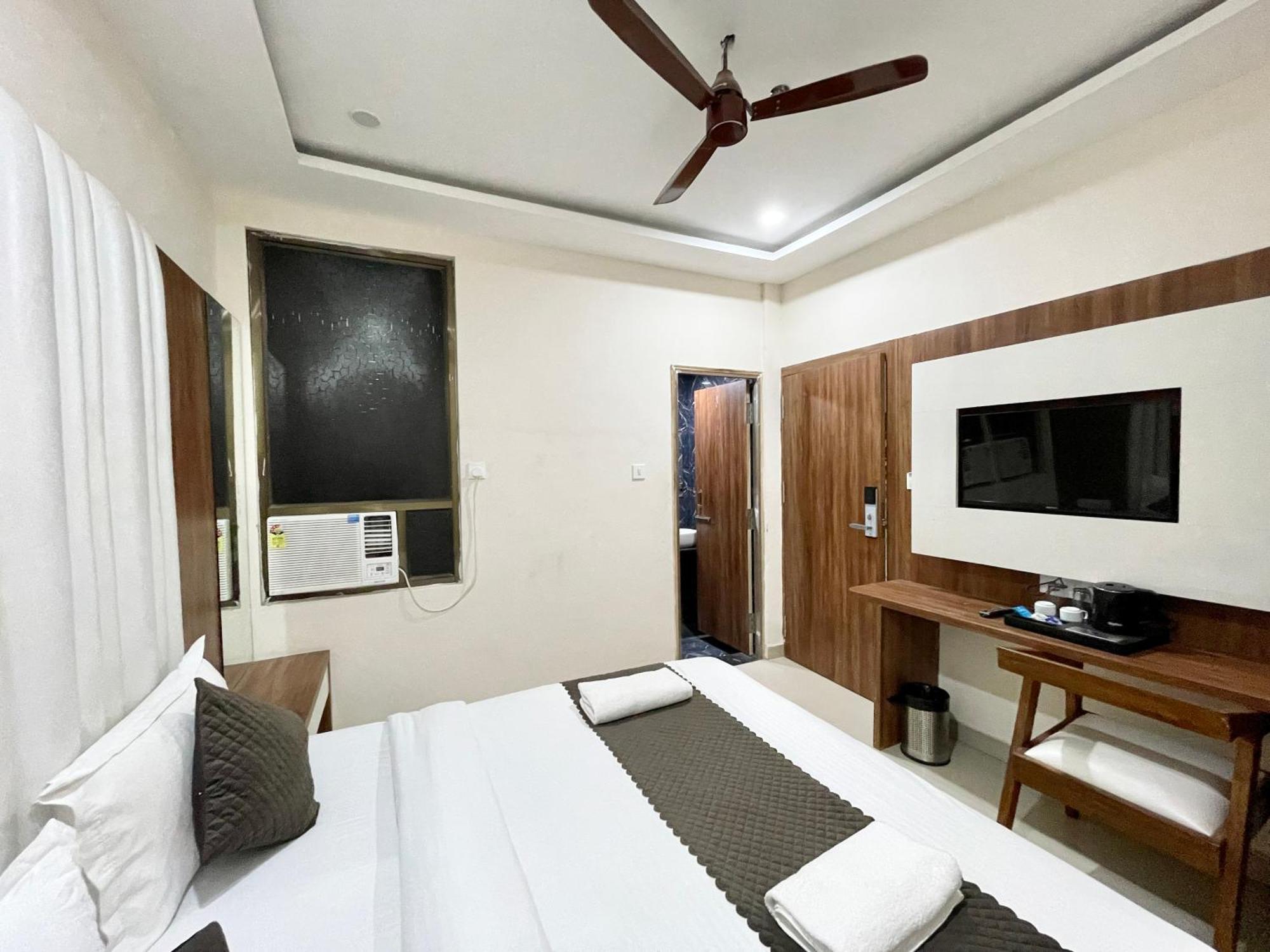 Hotel Srk ! ! Fully-air-conditioned At Prime Location With Lift-wifi-restaurant Availability, Near Kashi Vishwanath Temple, And Ganga Ghat, Luxurious 4*