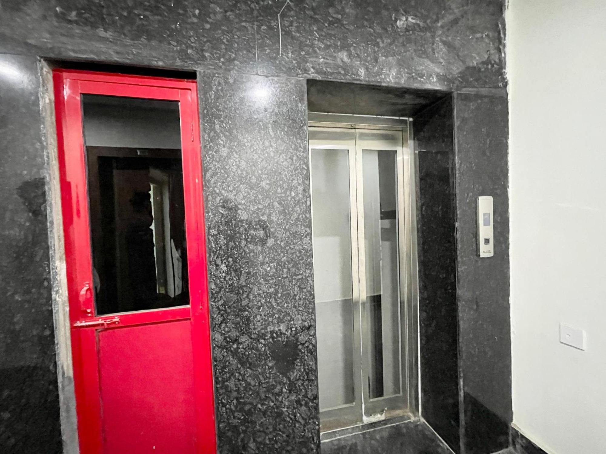 Srk ! ! Fully-air-conditioned At Prime Location With Lift-wifi-restaurant Availability, Near Kashi Vishwanath Temple, And Ganga Ghat, Luxurious Hotel Varanasi