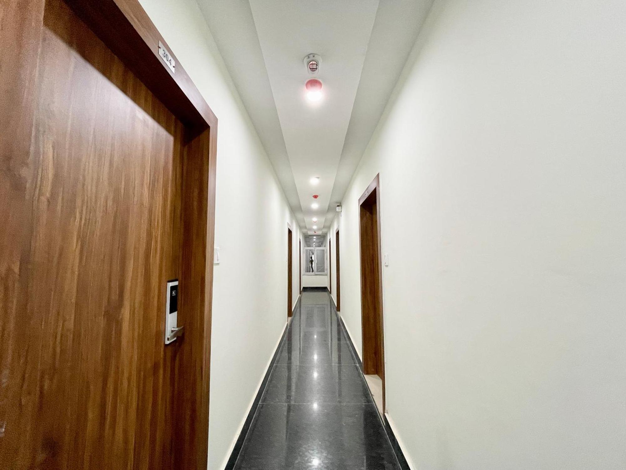 Hotel Srk ! ! Fully-air-conditioned At Prime Location With Lift-wifi-restaurant Availability, Near Kashi Vishwanath Temple, And Ganga Ghat, Luxurious Varanasi