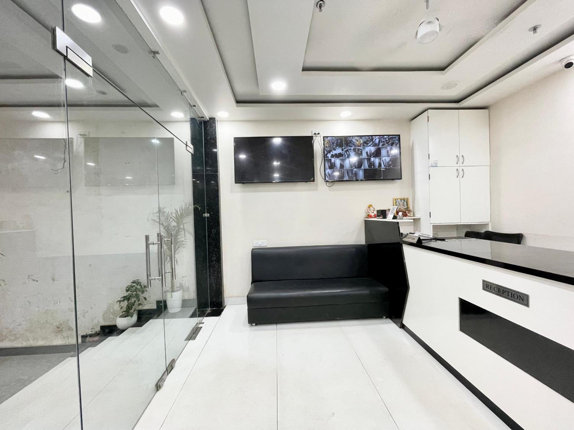 Srk ! ! Fully-air-conditioned At Prime Location With Lift-wifi-restaurant Availability, Near Kashi Vishwanath Temple, And Ganga Ghat, Luxurious 4* Varanasi