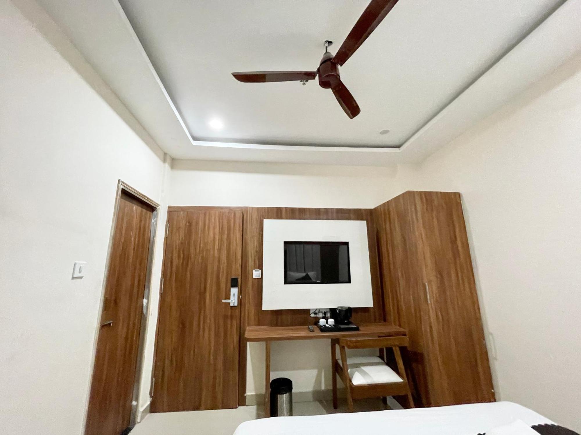 Srk ! ! Fully-air-conditioned At Prime Location With Lift-wifi-restaurant Availability, Near Kashi Vishwanath Temple, And Ganga Ghat, Luxurious