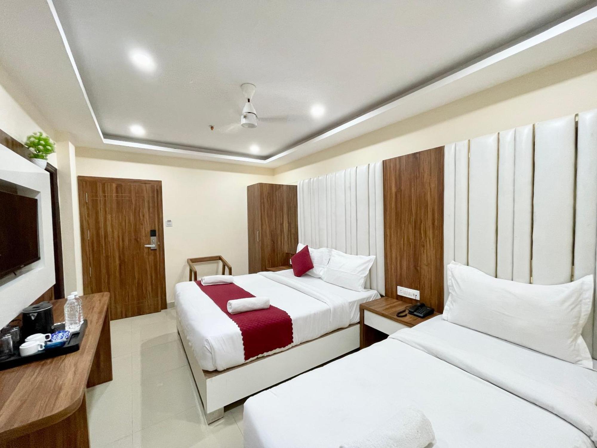 Srk ! ! Fully-air-conditioned At Prime Location With Lift-wifi-restaurant Availability, Near Kashi Vishwanath Temple, And Ganga Ghat, Luxurious Hotel