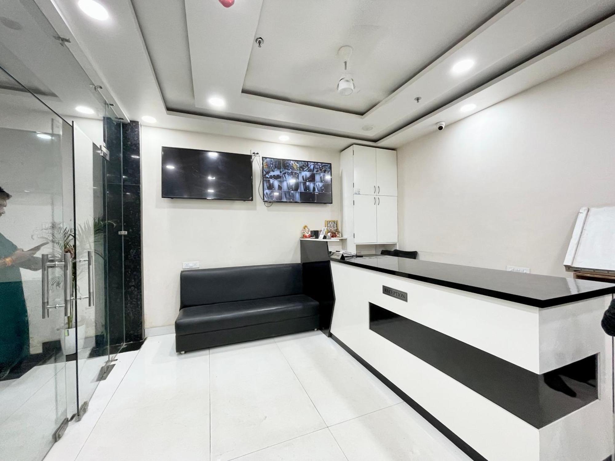 Hotel Srk ! ! Fully-air-conditioned At Prime Location With Lift-wifi-restaurant Availability, Near Kashi Vishwanath Temple, And Ganga Ghat, Luxurious
