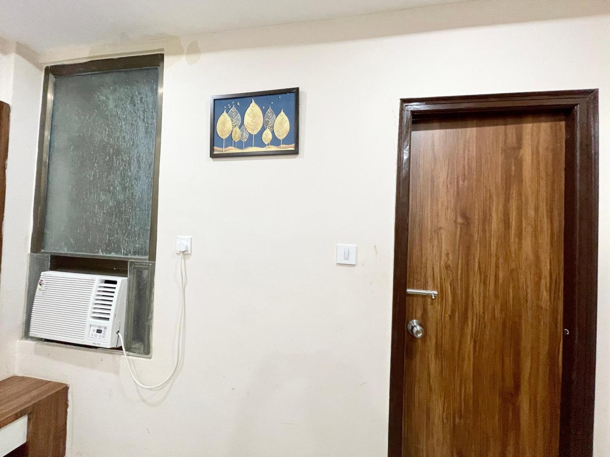 Hotel Srk ! ! Fully-air-conditioned At Prime Location With Lift-wifi-restaurant Availability, Near Kashi Vishwanath Temple, And Ganga Ghat, Luxurious 4*