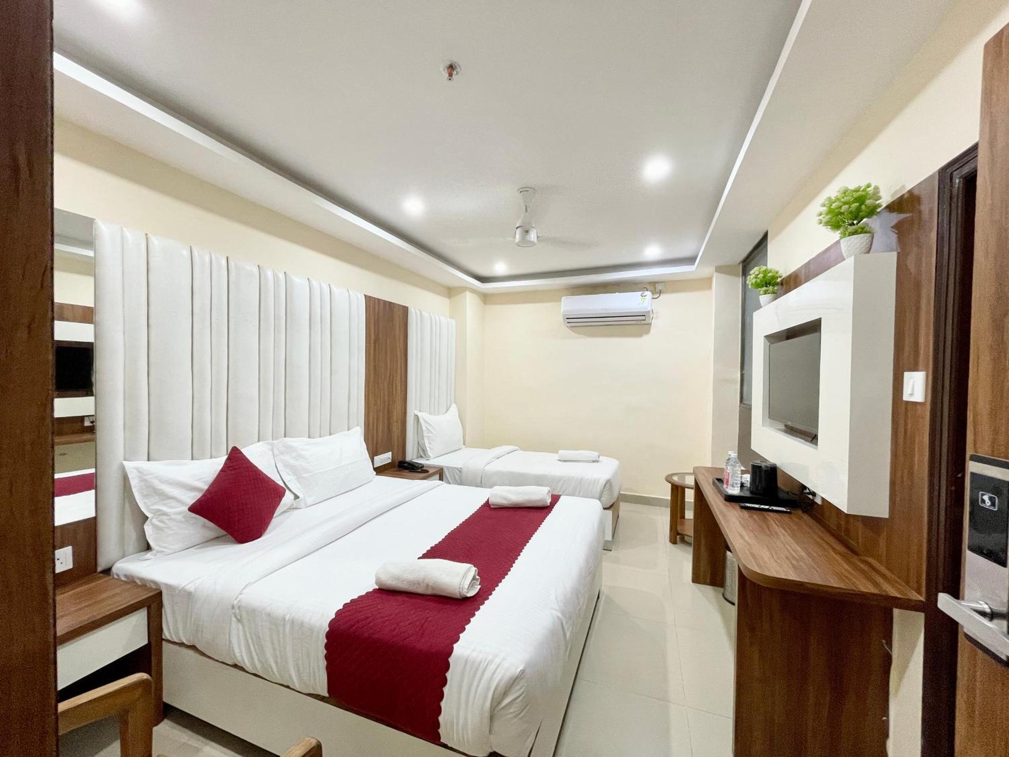 Srk ! ! Fully-air-conditioned At Prime Location With Lift-wifi-restaurant Availability, Near Kashi Vishwanath Temple, And Ganga Ghat, Luxurious Hotel Varanasi