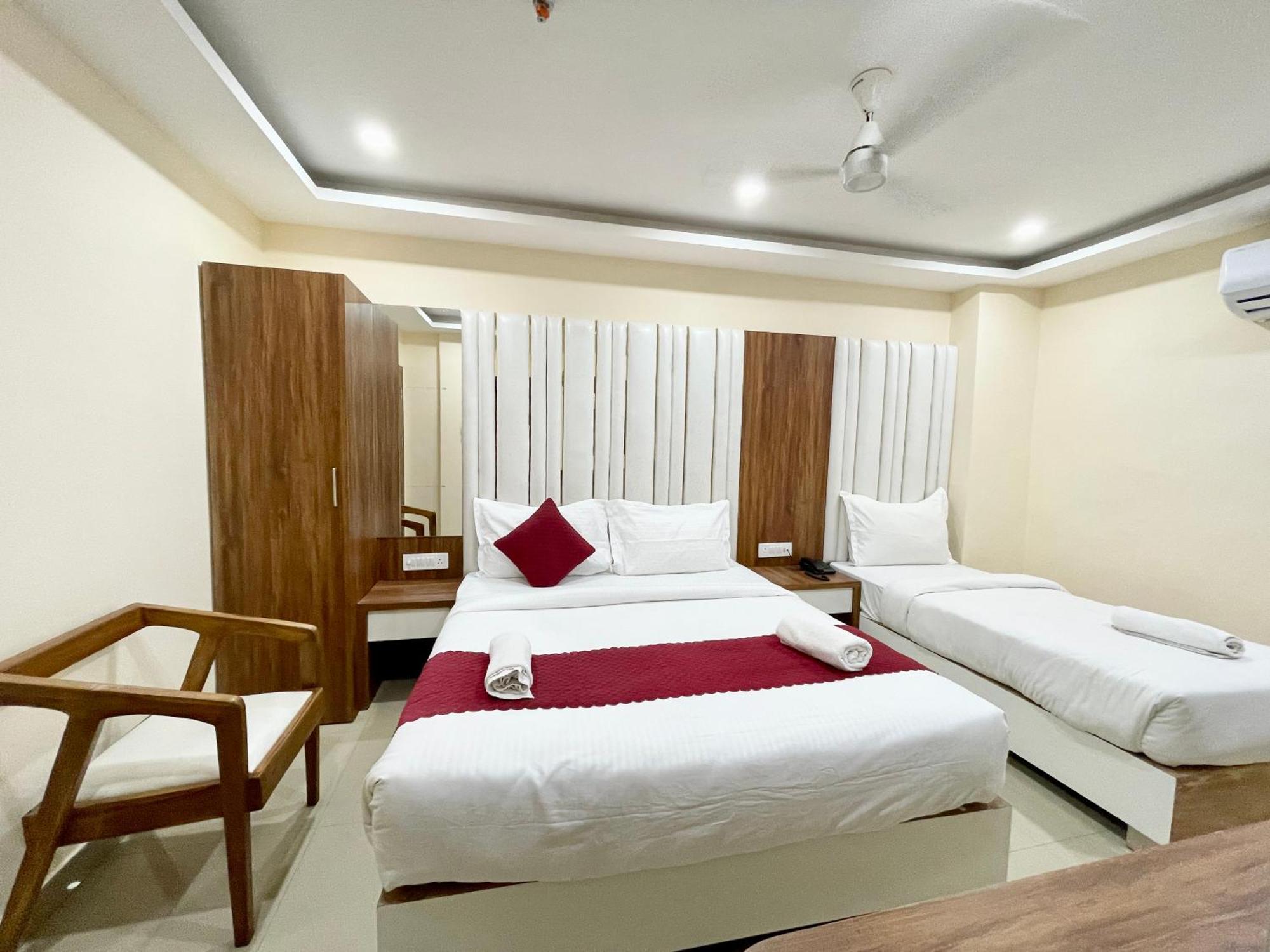 Srk ! ! Fully-air-conditioned At Prime Location With Lift-wifi-restaurant Availability, Near Kashi Vishwanath Temple, And Ganga Ghat, Luxurious Varanasi