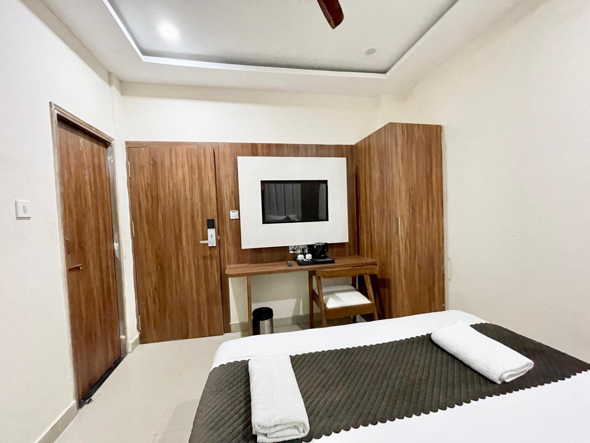 Srk ! ! Fully-air-conditioned At Prime Location With Lift-wifi-restaurant Availability, Near Kashi Vishwanath Temple, And Ganga Ghat, Luxurious Hotel 4*