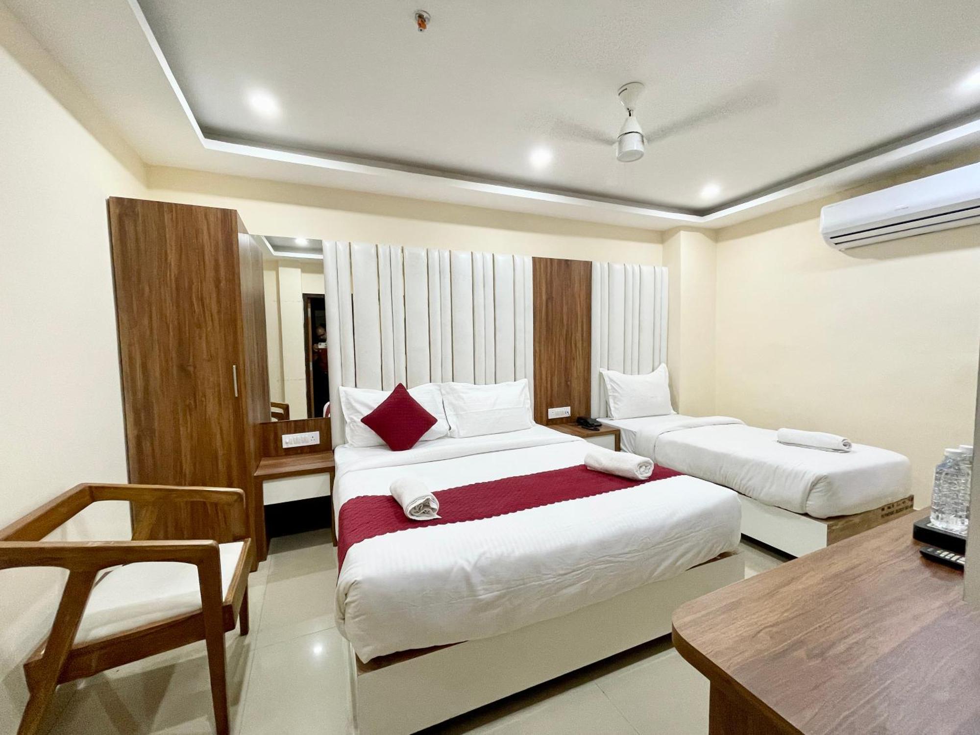 Srk ! ! Fully-air-conditioned At Prime Location With Lift-wifi-restaurant Availability, Near Kashi Vishwanath Temple, And Ganga Ghat, Luxurious Hotel Varanasi