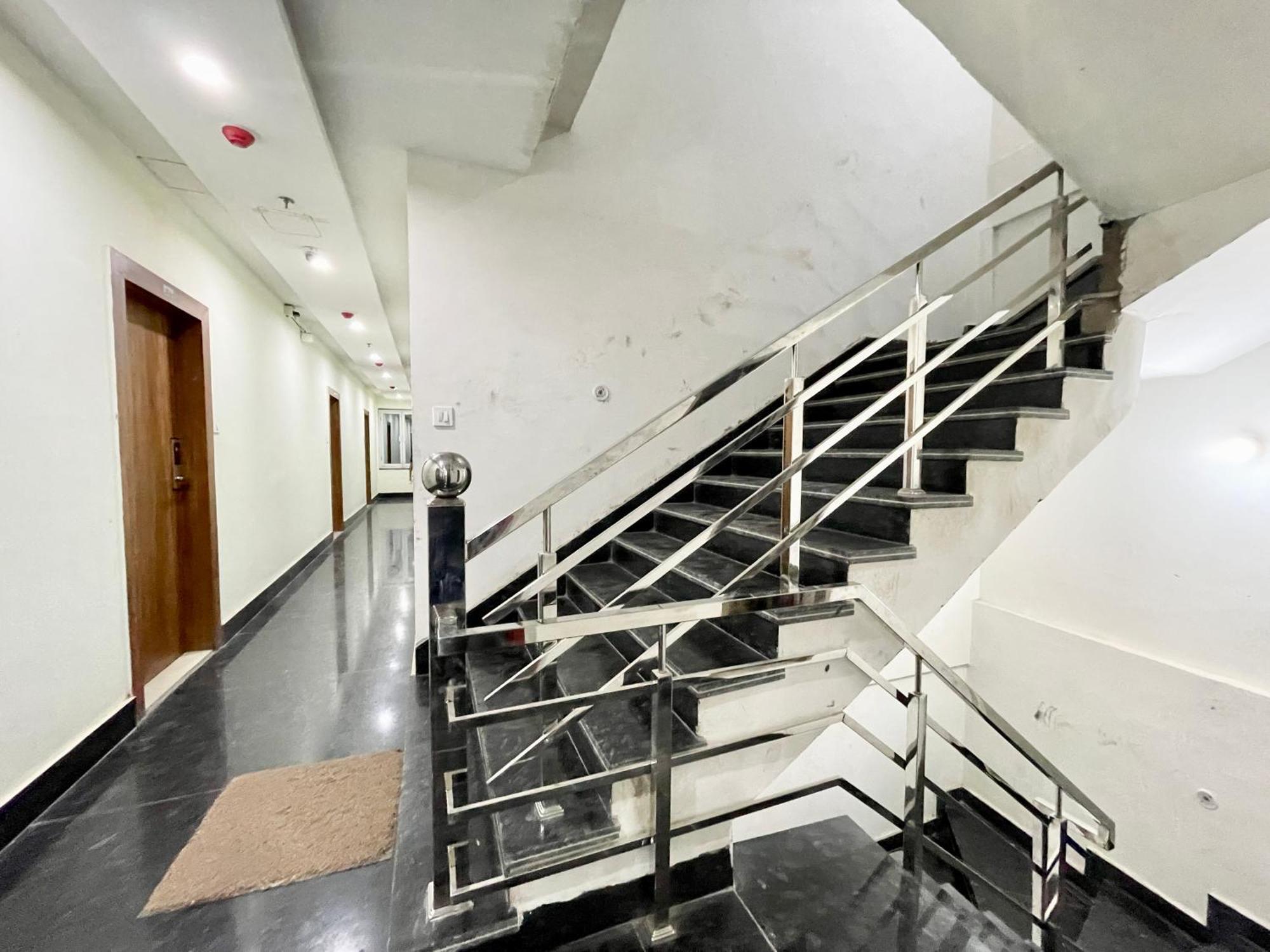 Hotel Srk ! ! Fully-air-conditioned At Prime Location With Lift-wifi-restaurant Availability, Near Kashi Vishwanath Temple, And Ganga Ghat, Luxurious Varanasi