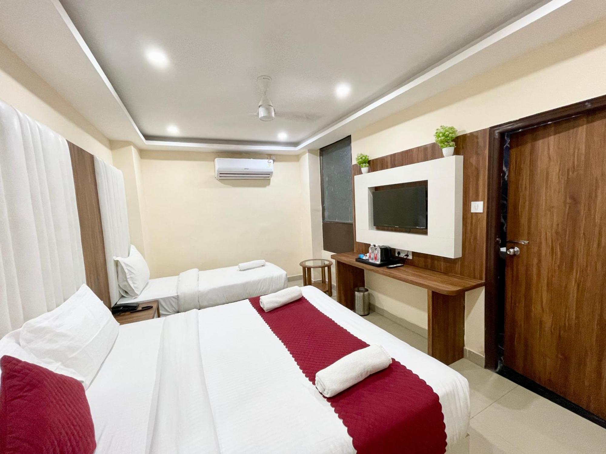 Srk ! ! Fully-air-conditioned At Prime Location With Lift-wifi-restaurant Availability, Near Kashi Vishwanath Temple, And Ganga Ghat, Luxurious 4*