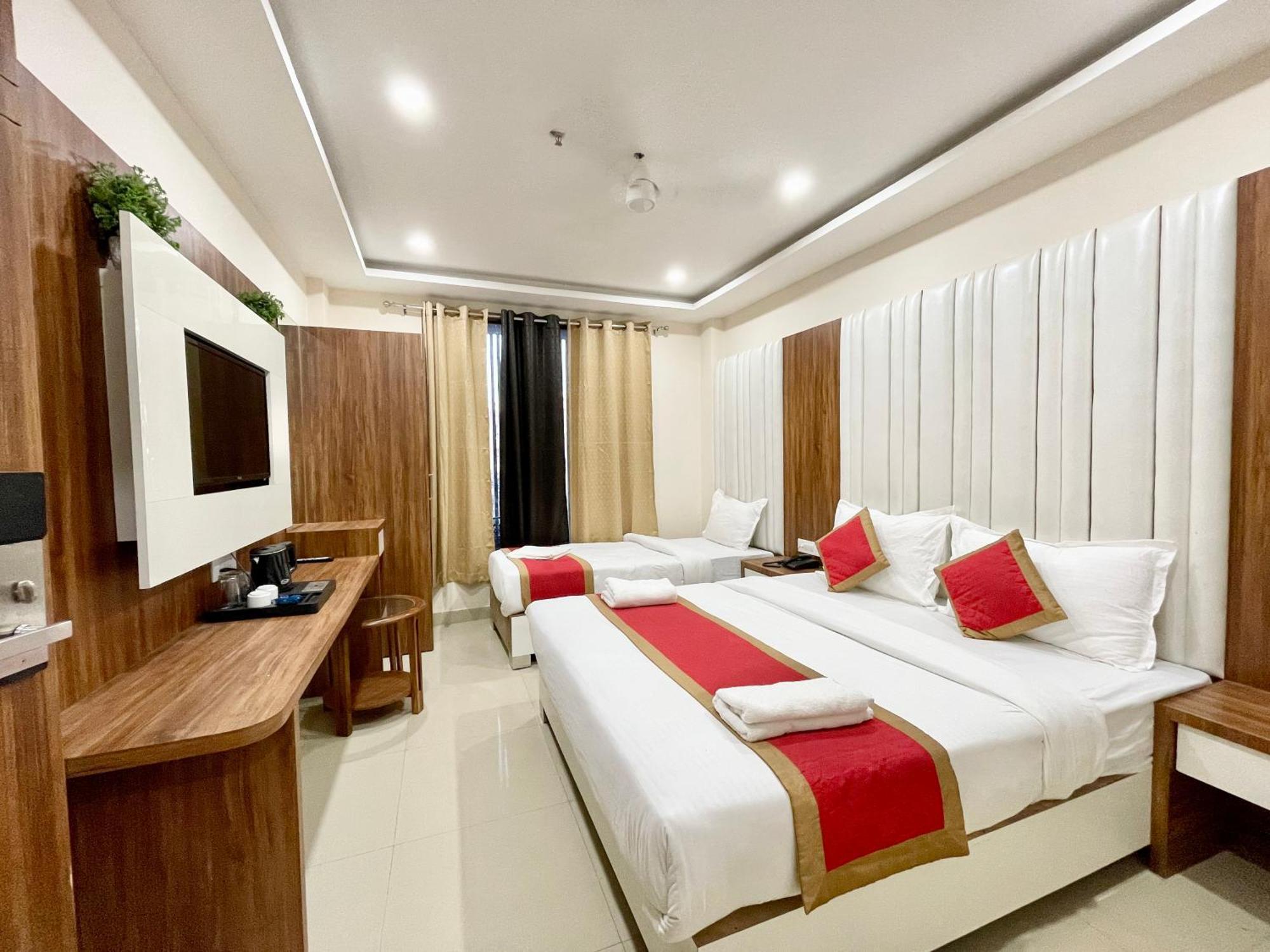 Srk ! ! Fully-air-conditioned At Prime Location With Lift-wifi-restaurant Availability, Near Kashi Vishwanath Temple, And Ganga Ghat, Luxurious Varanasi