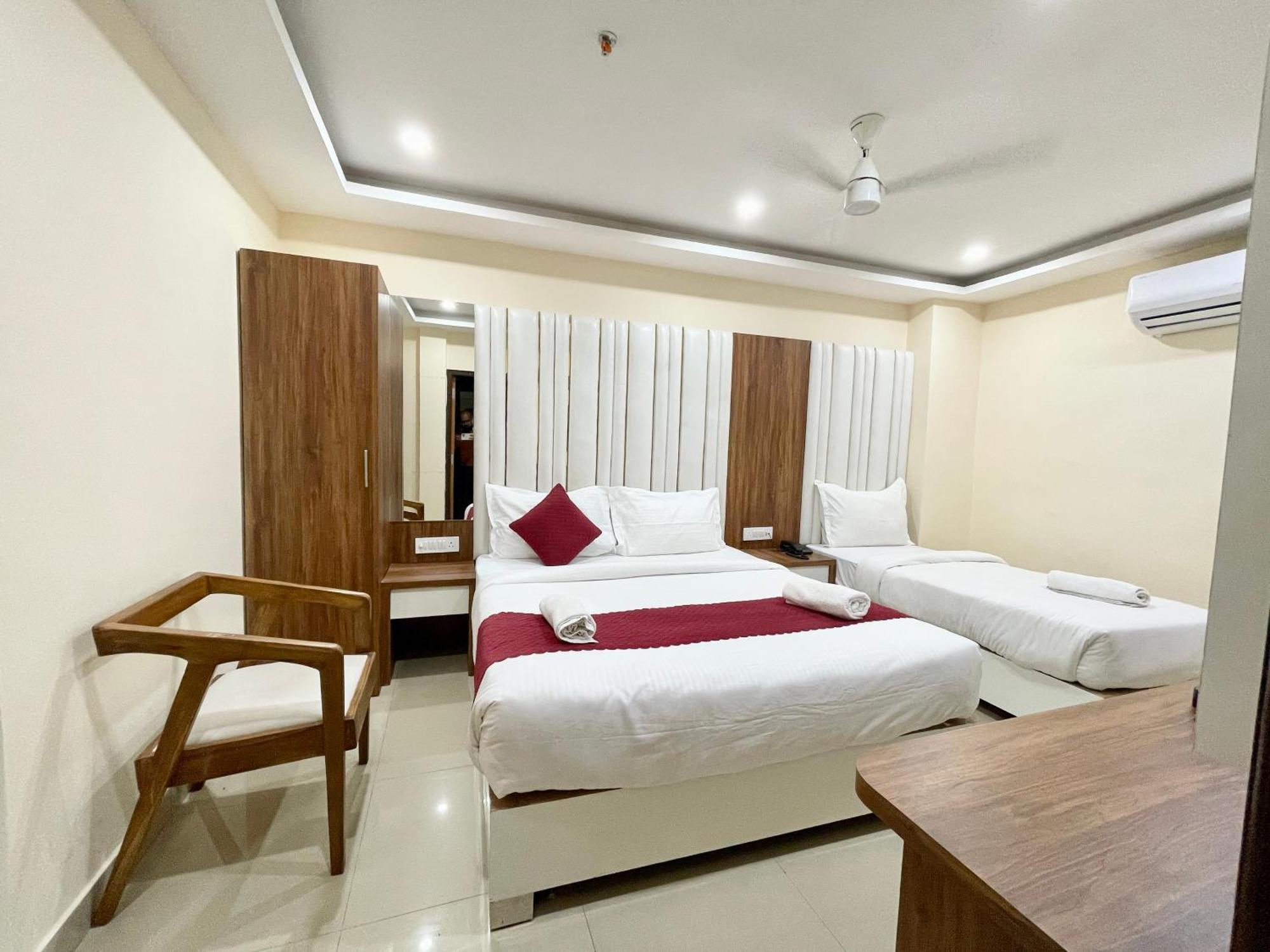 Hotel Srk ! ! Fully-air-conditioned At Prime Location With Lift-wifi-restaurant Availability, Near Kashi Vishwanath Temple, And Ganga Ghat, Luxurious