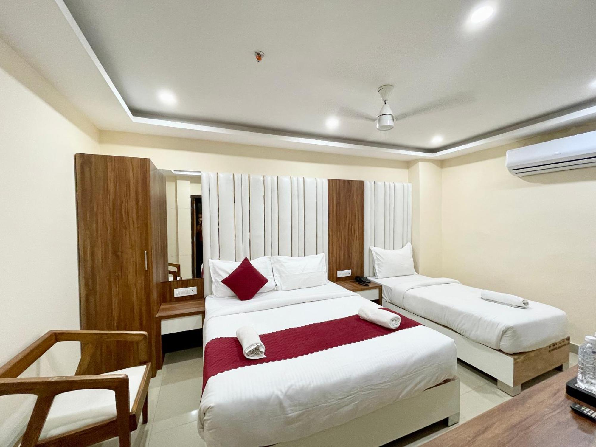 Srk ! ! Fully-air-conditioned At Prime Location With Lift-wifi-restaurant Availability, Near Kashi Vishwanath Temple, And Ganga Ghat, Luxurious Hotel 4*